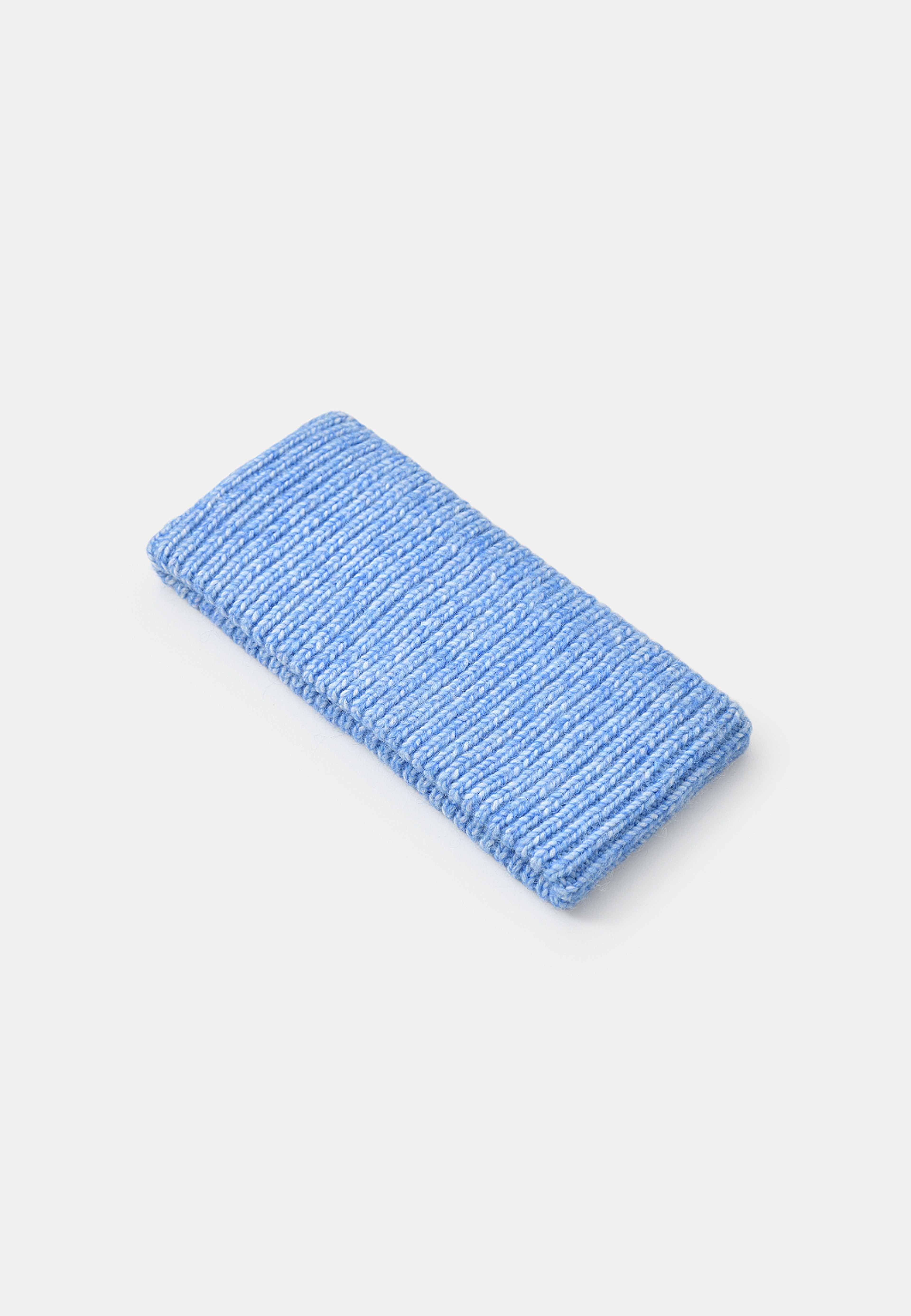 Ribbstickat pannband ANNIE, från Å WOMAN, i färgen Blue. Klicka för att öppna bilden i stort format