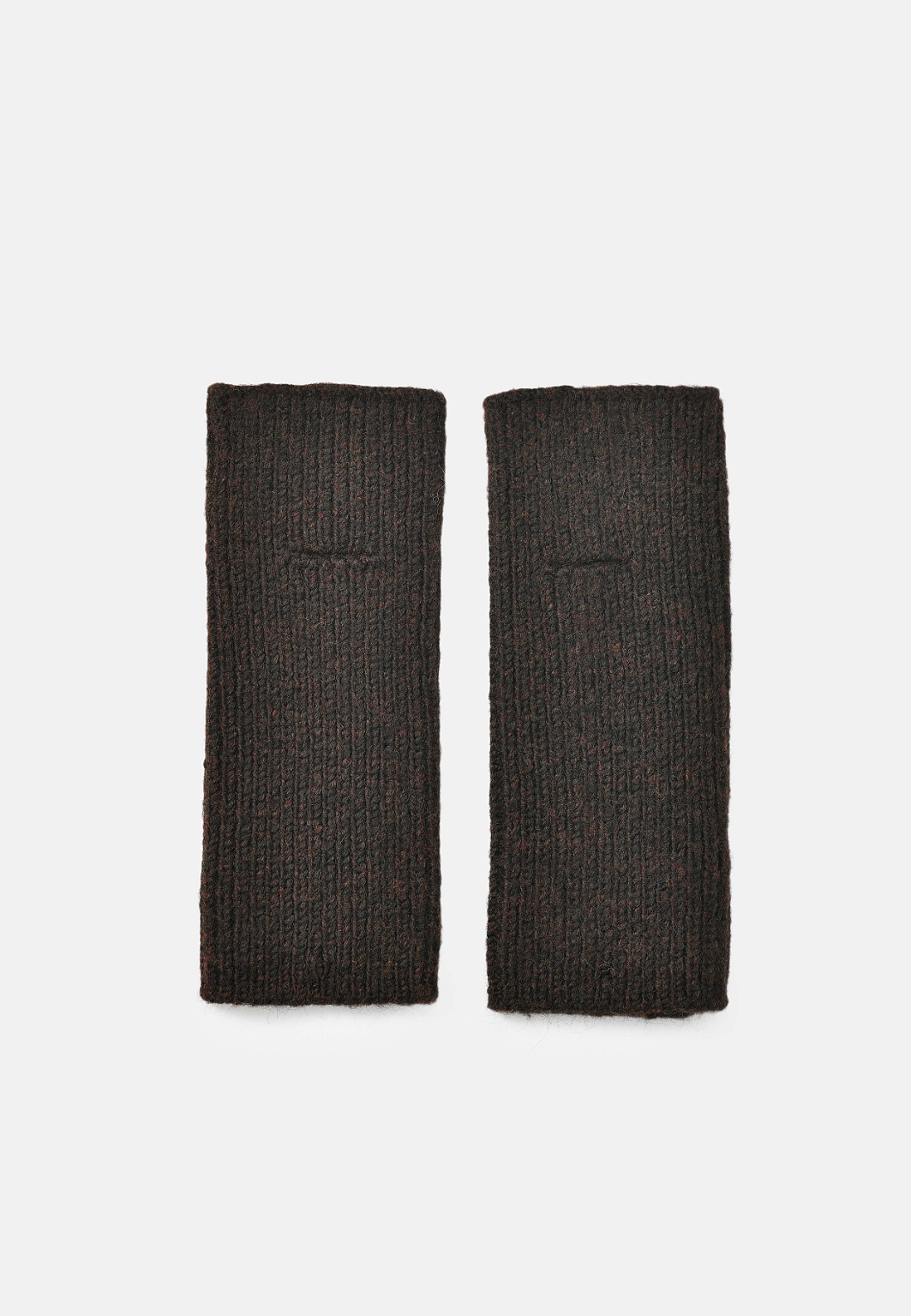 Ribbstickade handledsvärmare ANNIE, från Å WOMAN, i färgen Dark Bown. Klicka för att öppna bilden i stort format