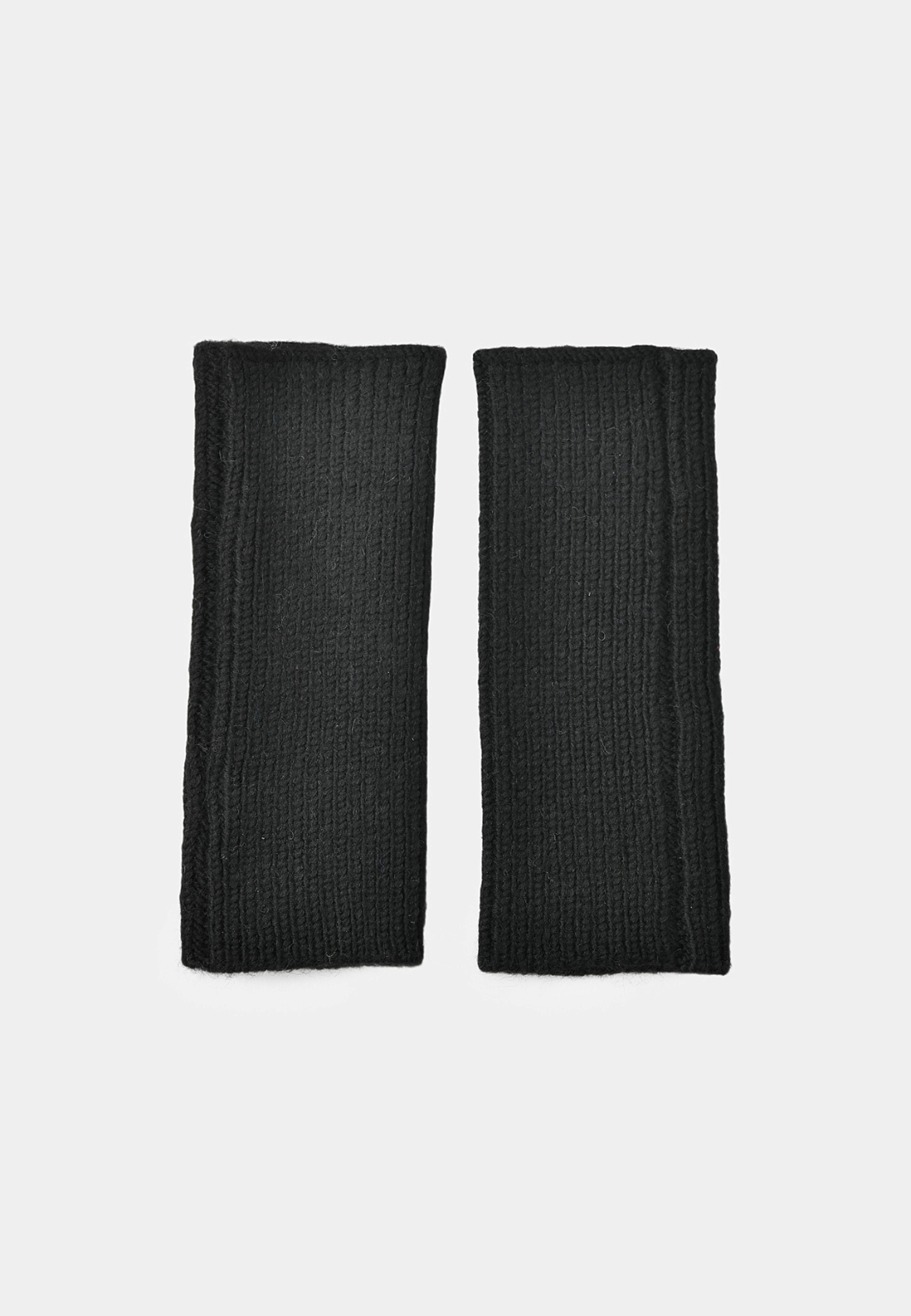 Ribbstickade handledsvärmare ANNIE, från Å WOMAN, i färgen Black. Klicka för att öppna bilden i stort format