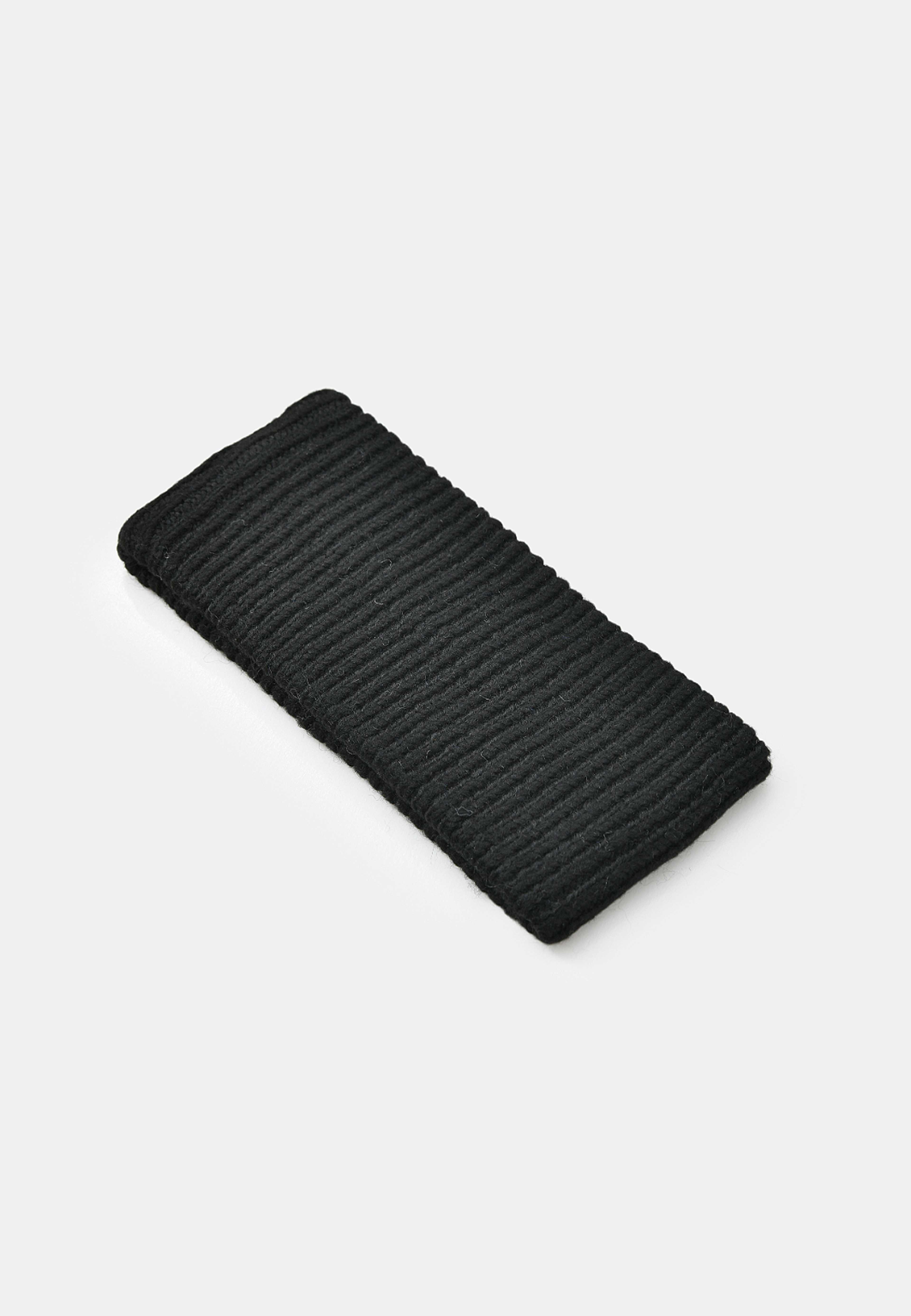 Ribbstickat pannband ANNIE, från Å WOMAN, i färgen Black. Klicka för att öppna bilden i stort format