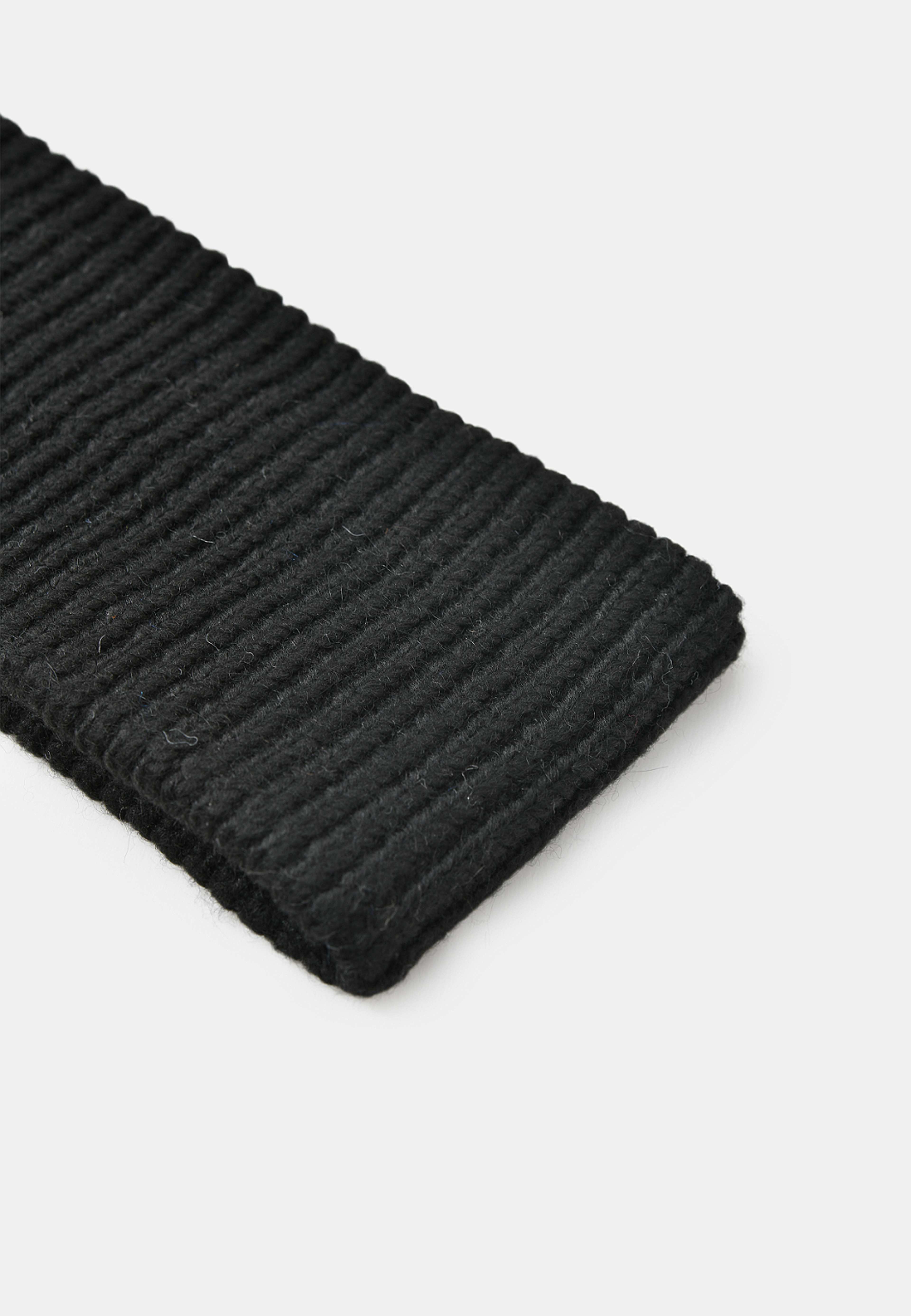 Ribbstickat pannband ANNIE, från Å WOMAN, i färgen Black. Klicka för att öppna bilden i stort format