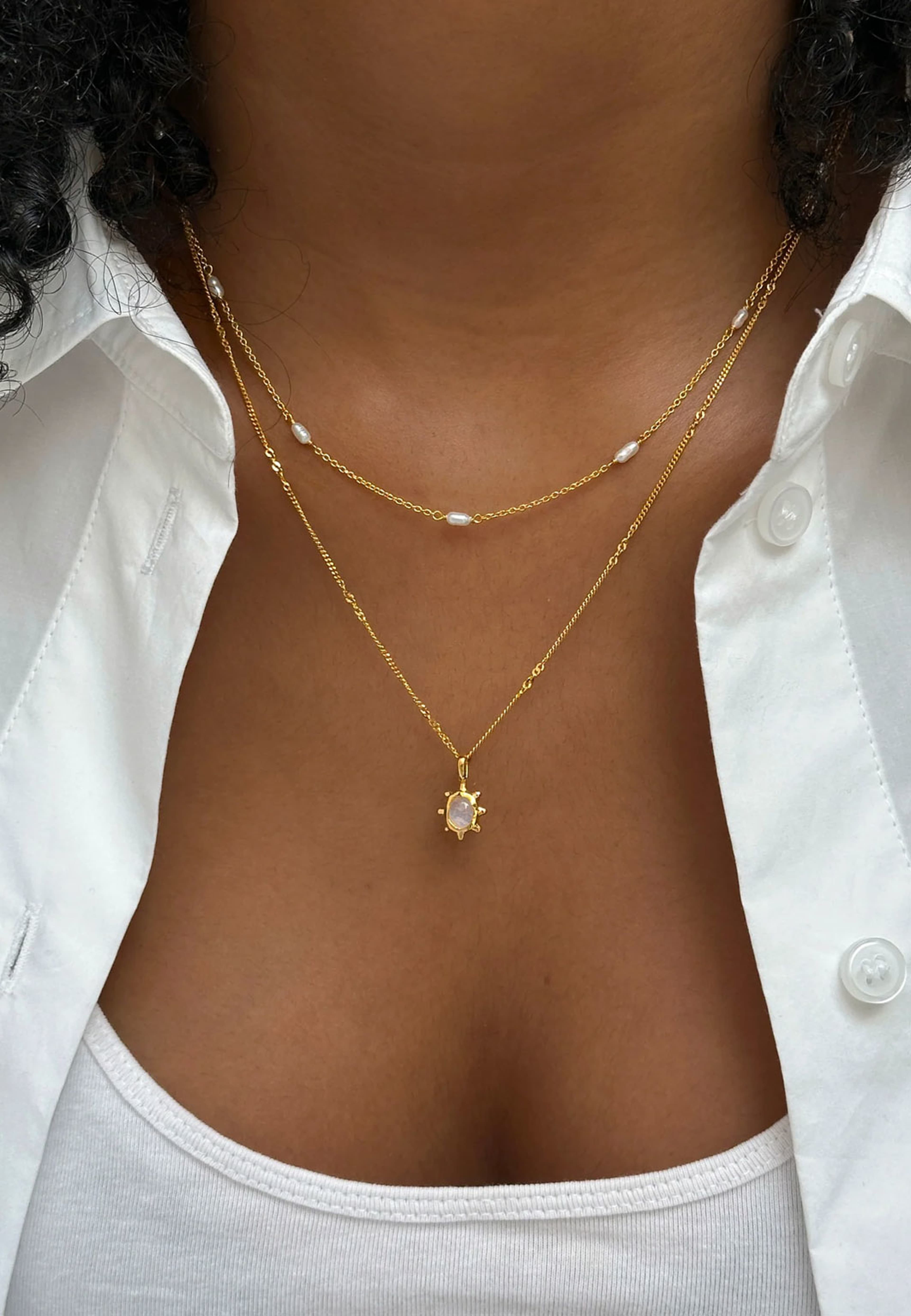 Florentina Necklace, från Syster P, i färgen Moonstone Gold. Klicka för att öppna bilden i stort format