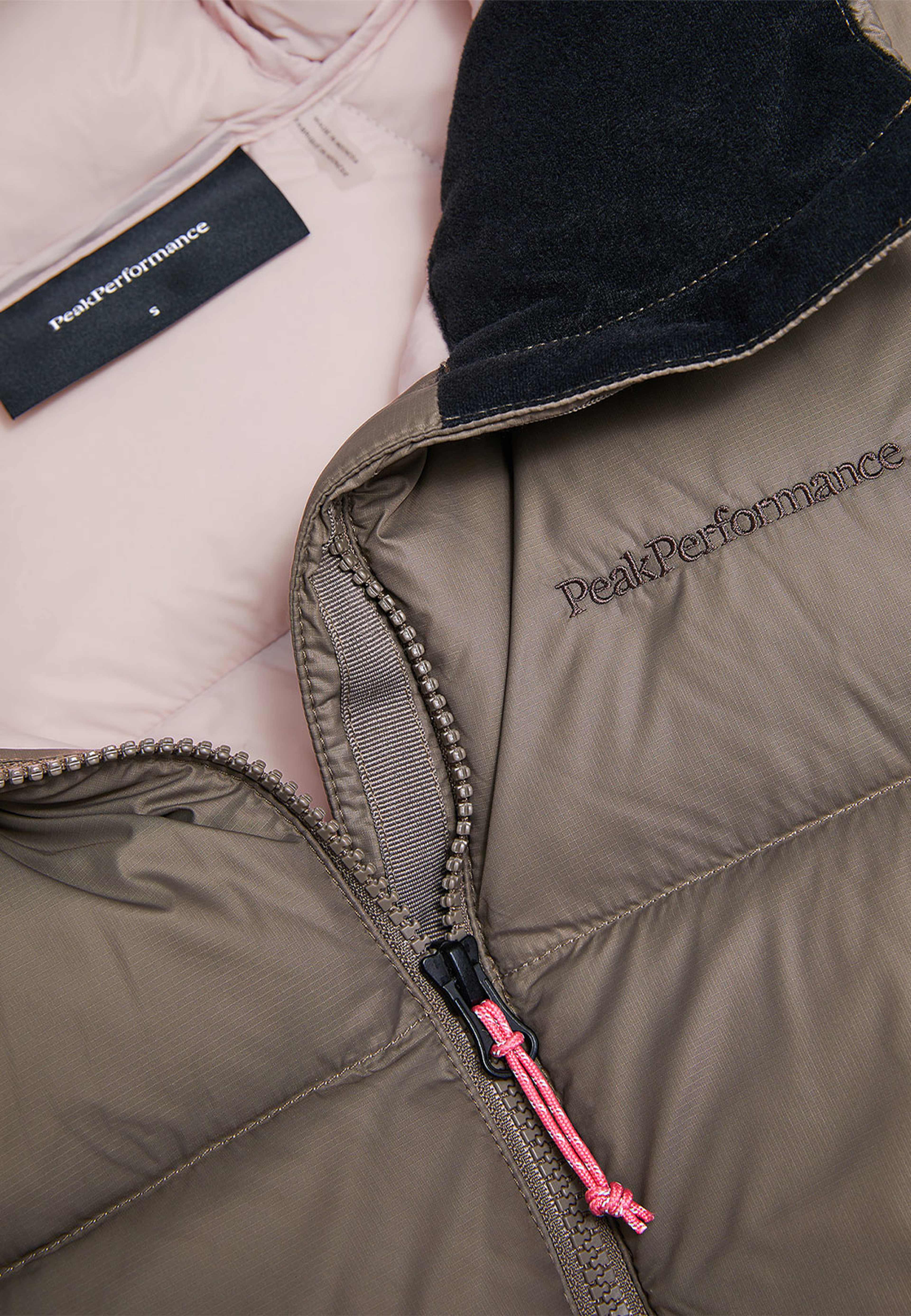 Frost Down Puffer Jacket, från Peak Performance, i färgen Terrain Tan/Frosted Blossom. Klicka för att öppna bilden i stort format