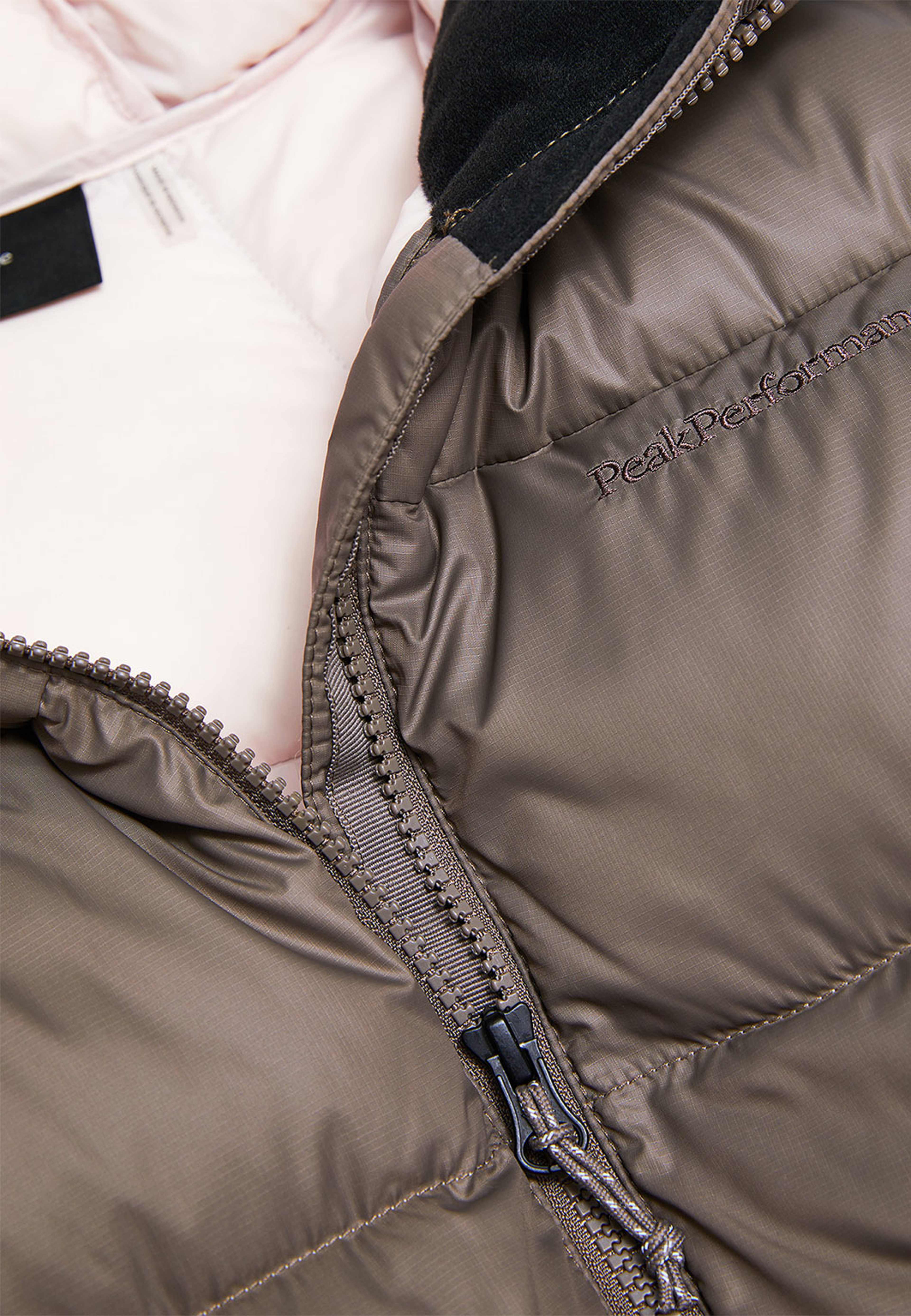 Frost Down Coat, från Peak Performance, i färgen Terrain Tan. Klicka för att öppna bilden i stort format