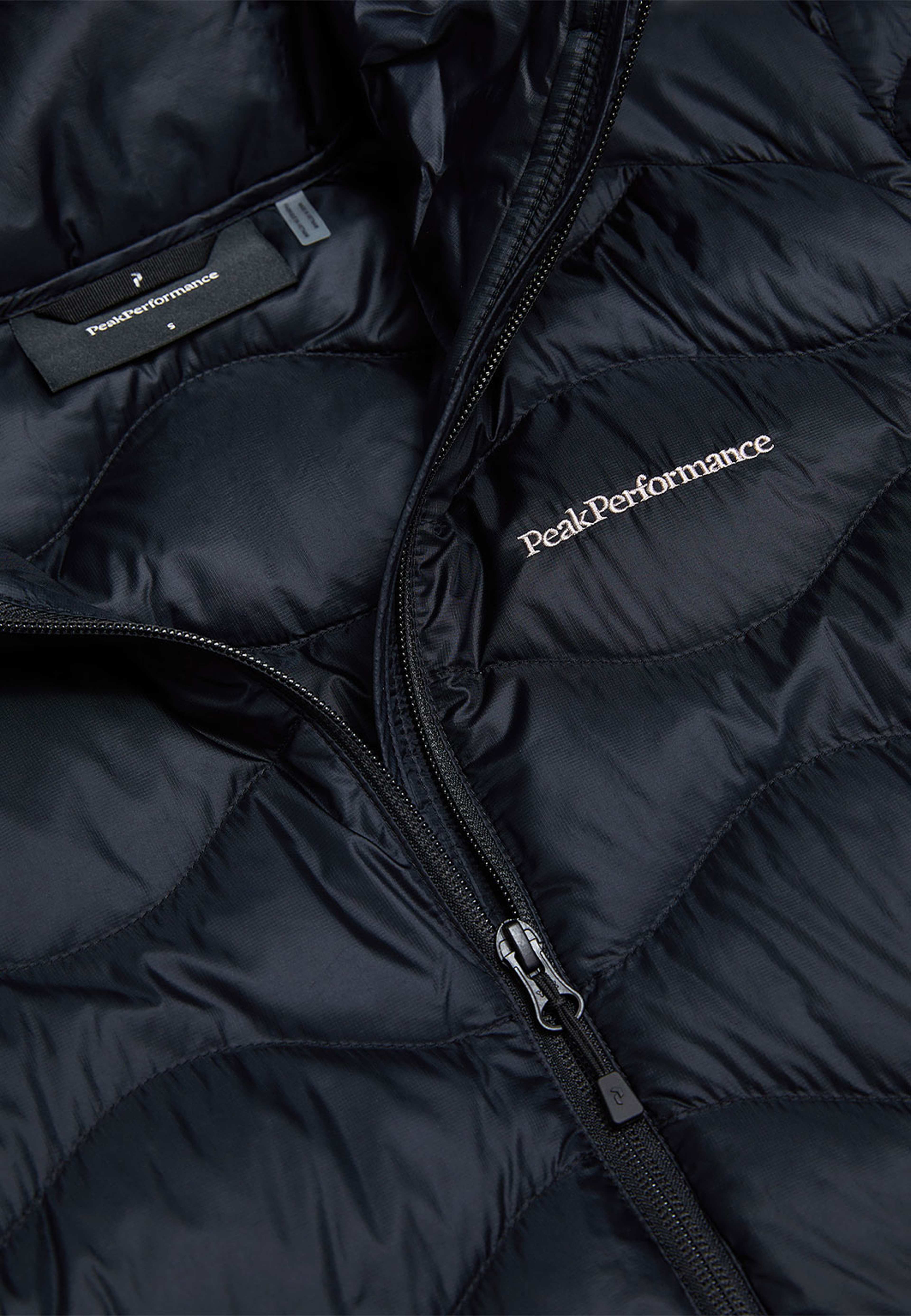 Helium Down Coat, från Peak Performance, i färgen Black. Klicka för att öppna bilden i stort format