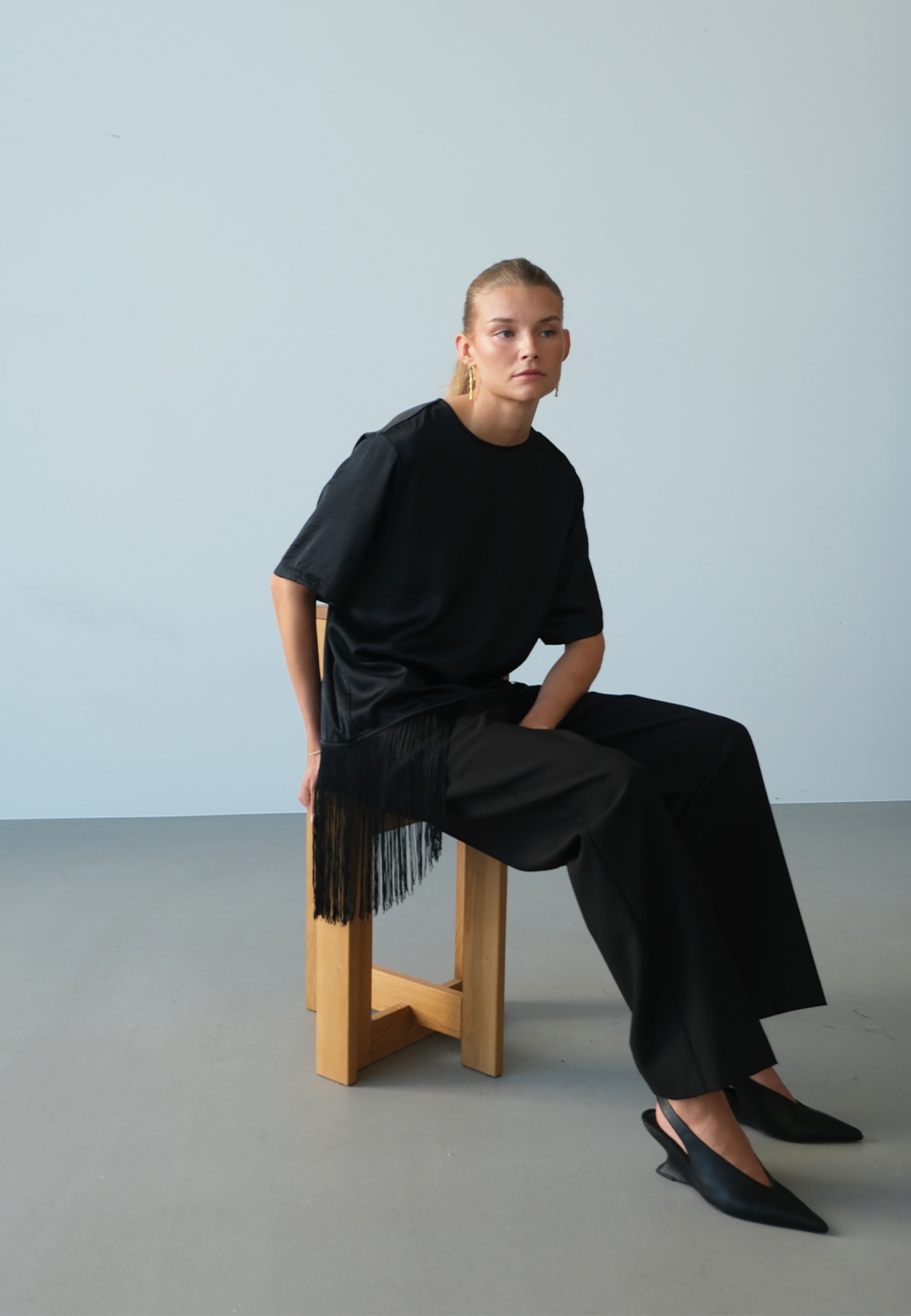 SLVerona Fringe Blouse, från Soaked In Luxury, i färgen Black. Klicka för att öppna bilden i stort format