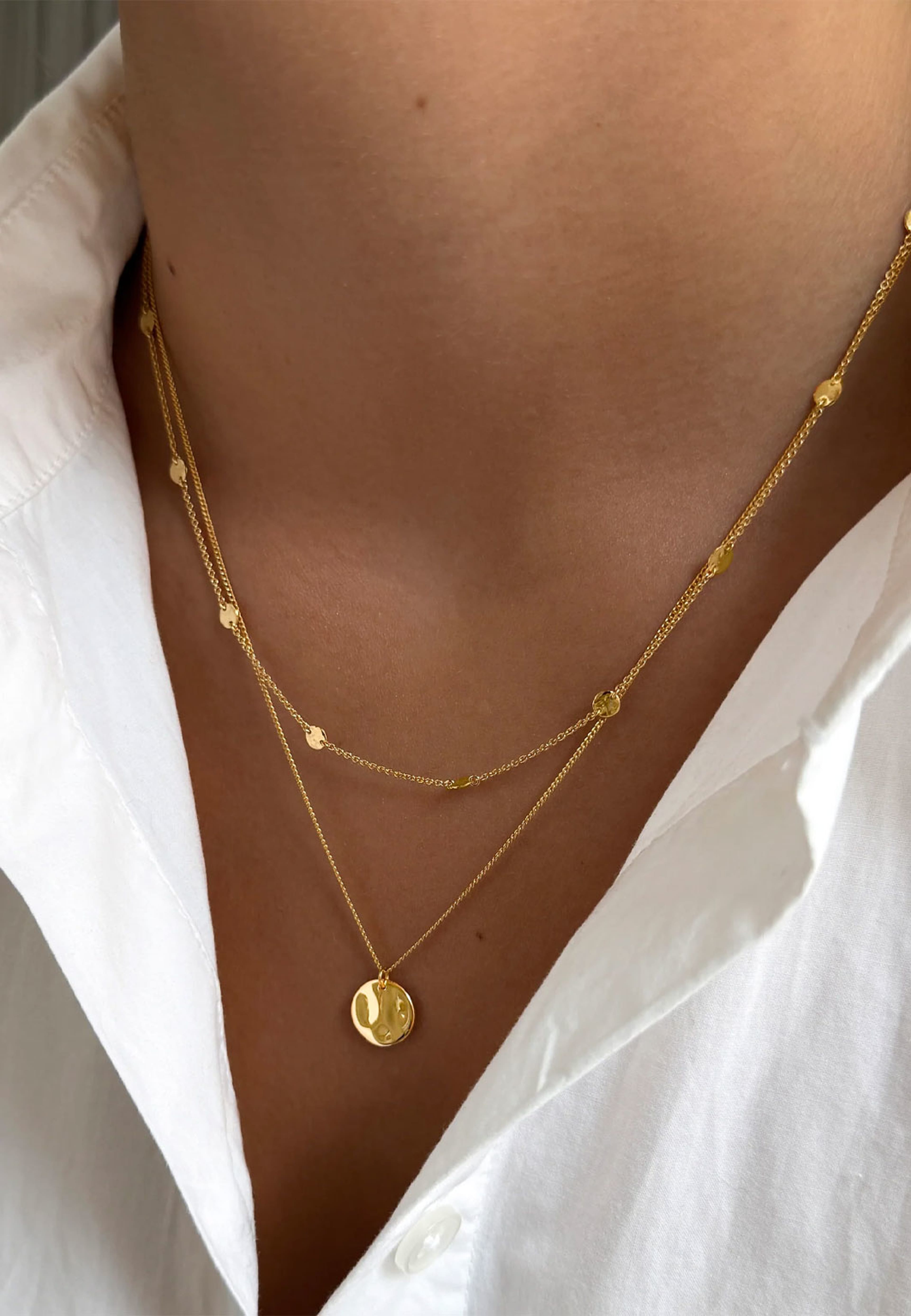 Minimalistica Hammered Necklace, från Syster P, i färgen Gold. Klicka för att öppna bilden i stort format