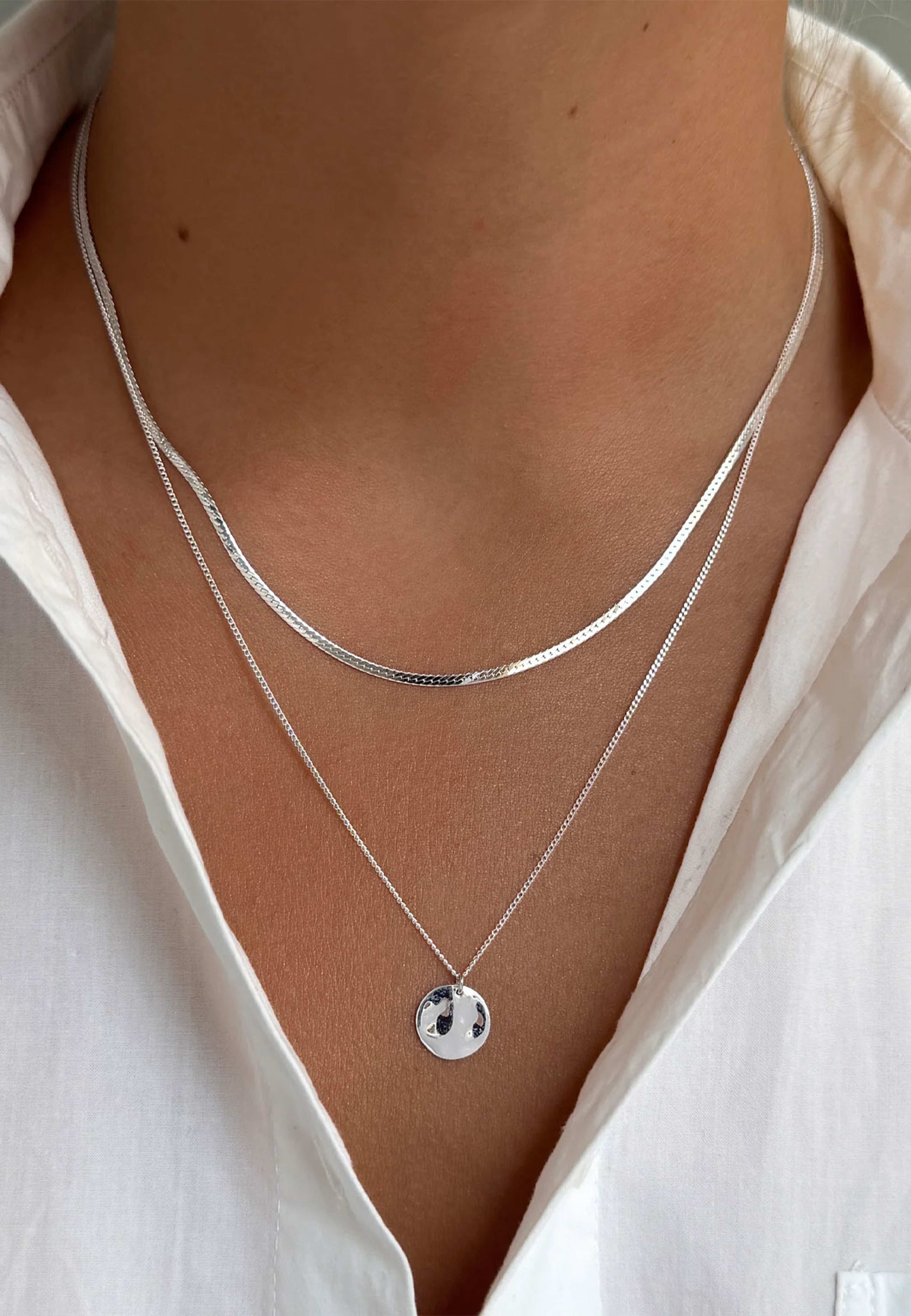 Minimalistica Hammered Necklace, från Syster P, i färgen Silver. Klicka för att öppna bilden i stort format