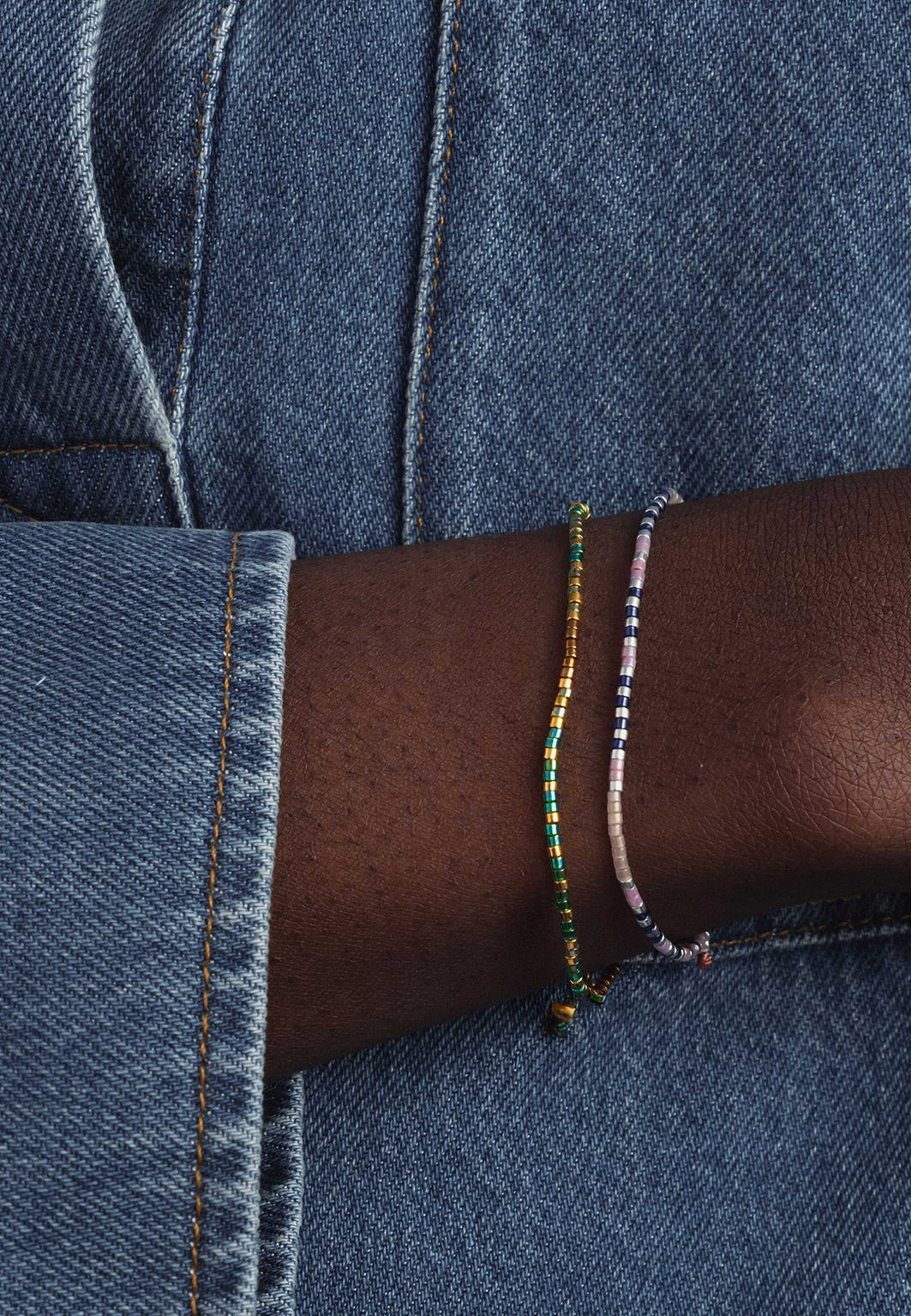 Code bracelet, från Syster P, i färgen Good Vibes Gold. Klicka för att öppna bilden i stort format