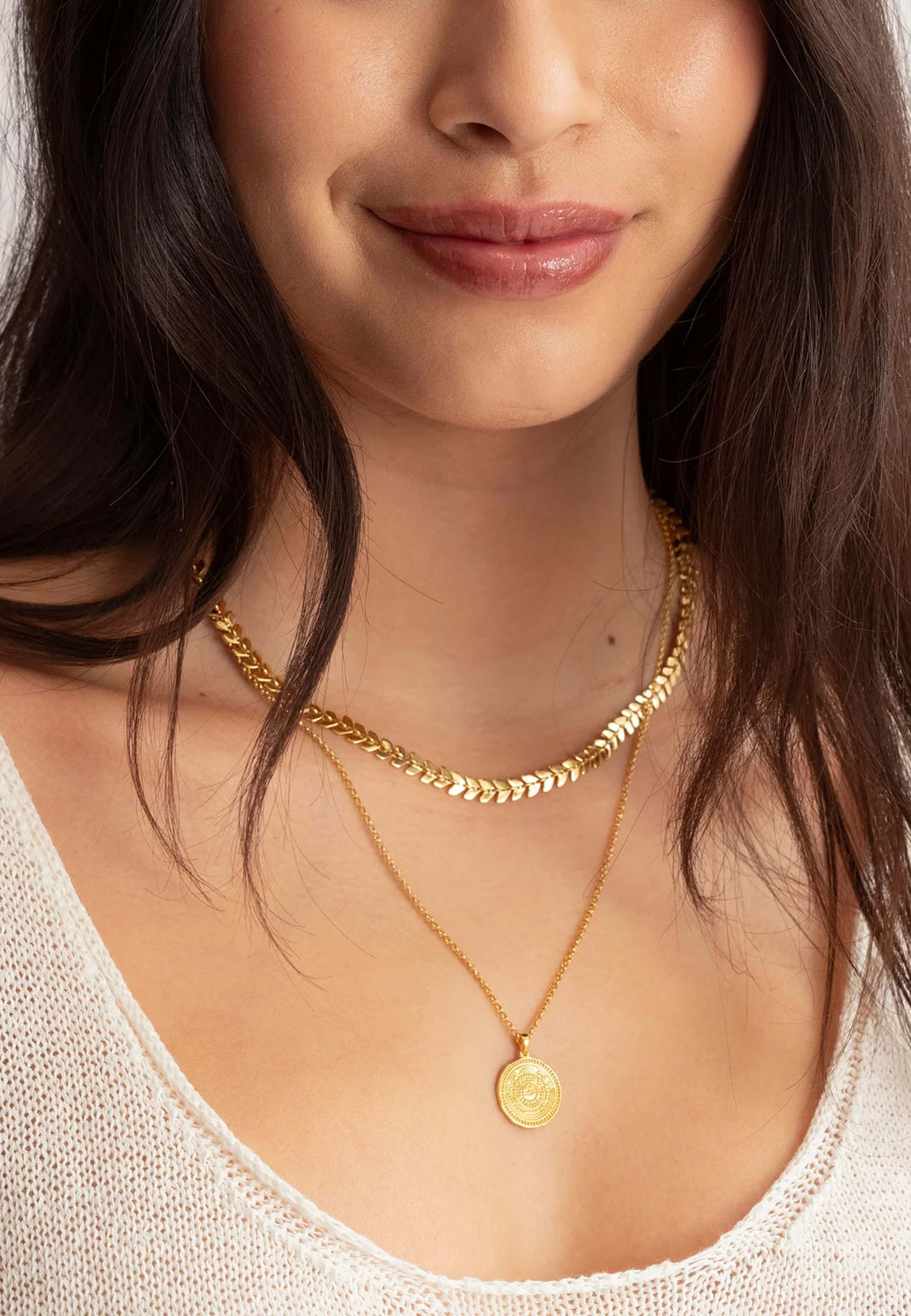 Lucky Coin Navigate Necklace, från Syster P, i färgen Gold. Klicka för att öppna bilden i stort format