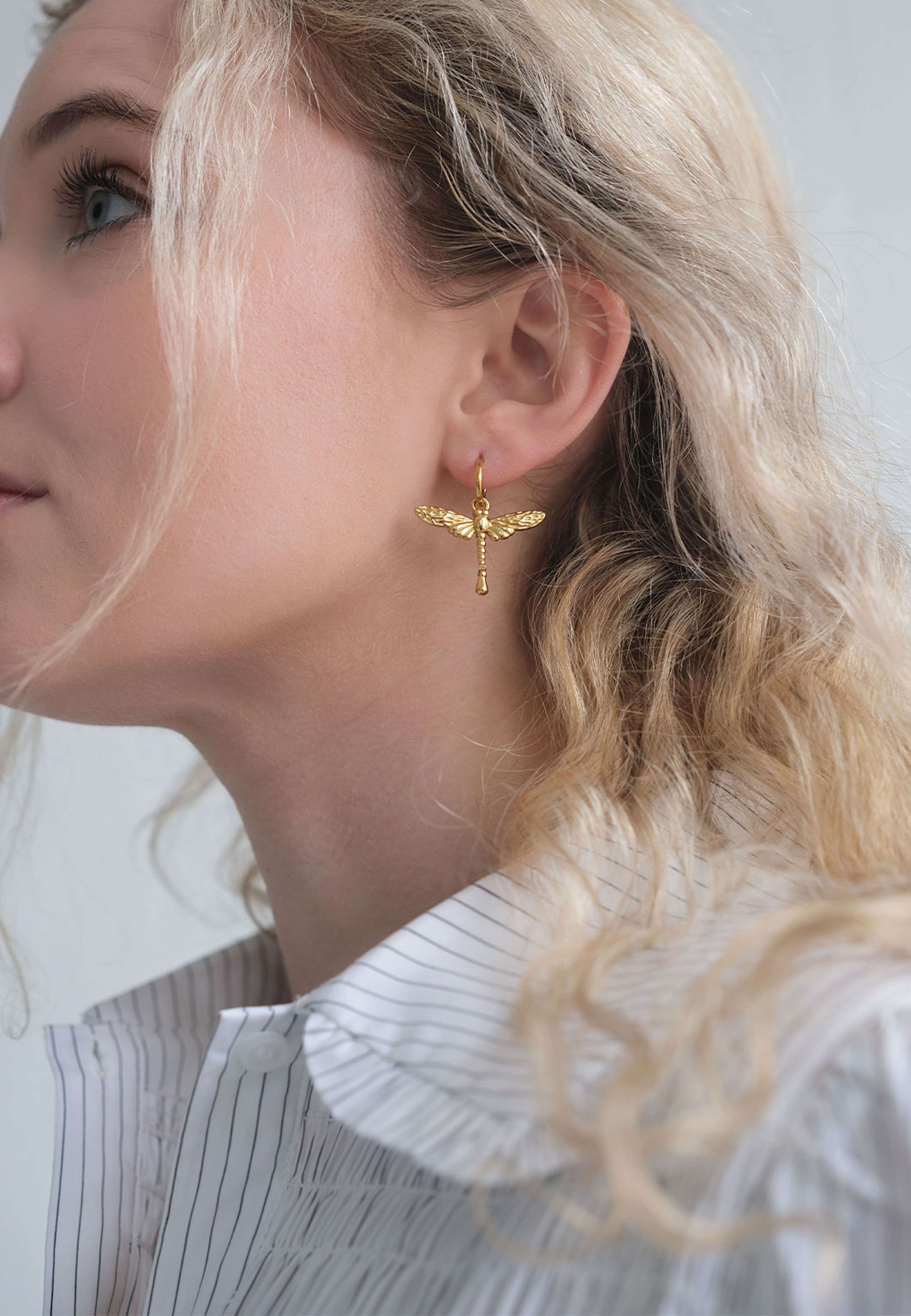 Small Ellie Earrings, från WOS, i färgen Gold. Klicka för att öppna bilden i stort format