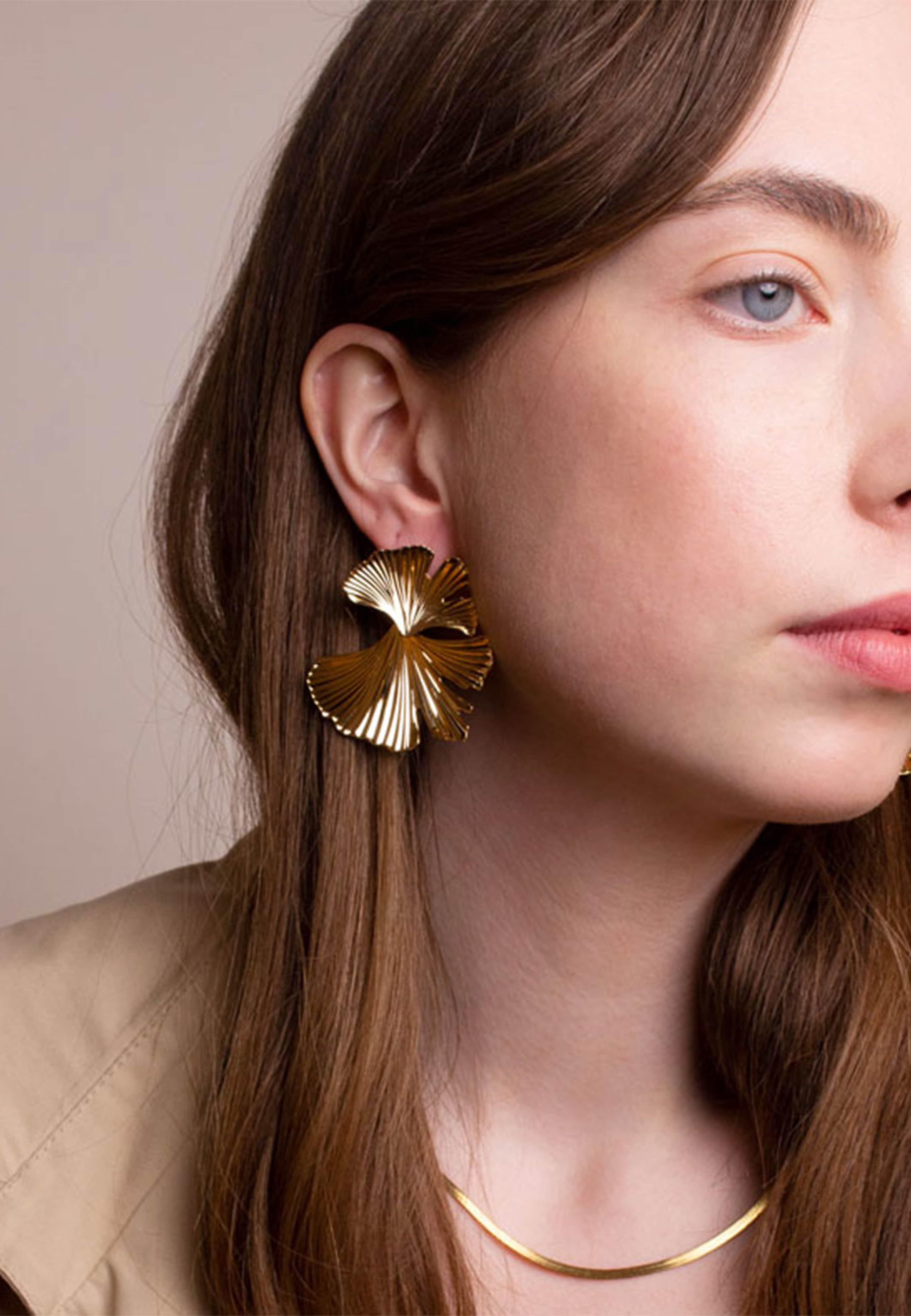 May Earrings, från WOS, i färgen Gold. Klicka för att öppna bilden i stort format