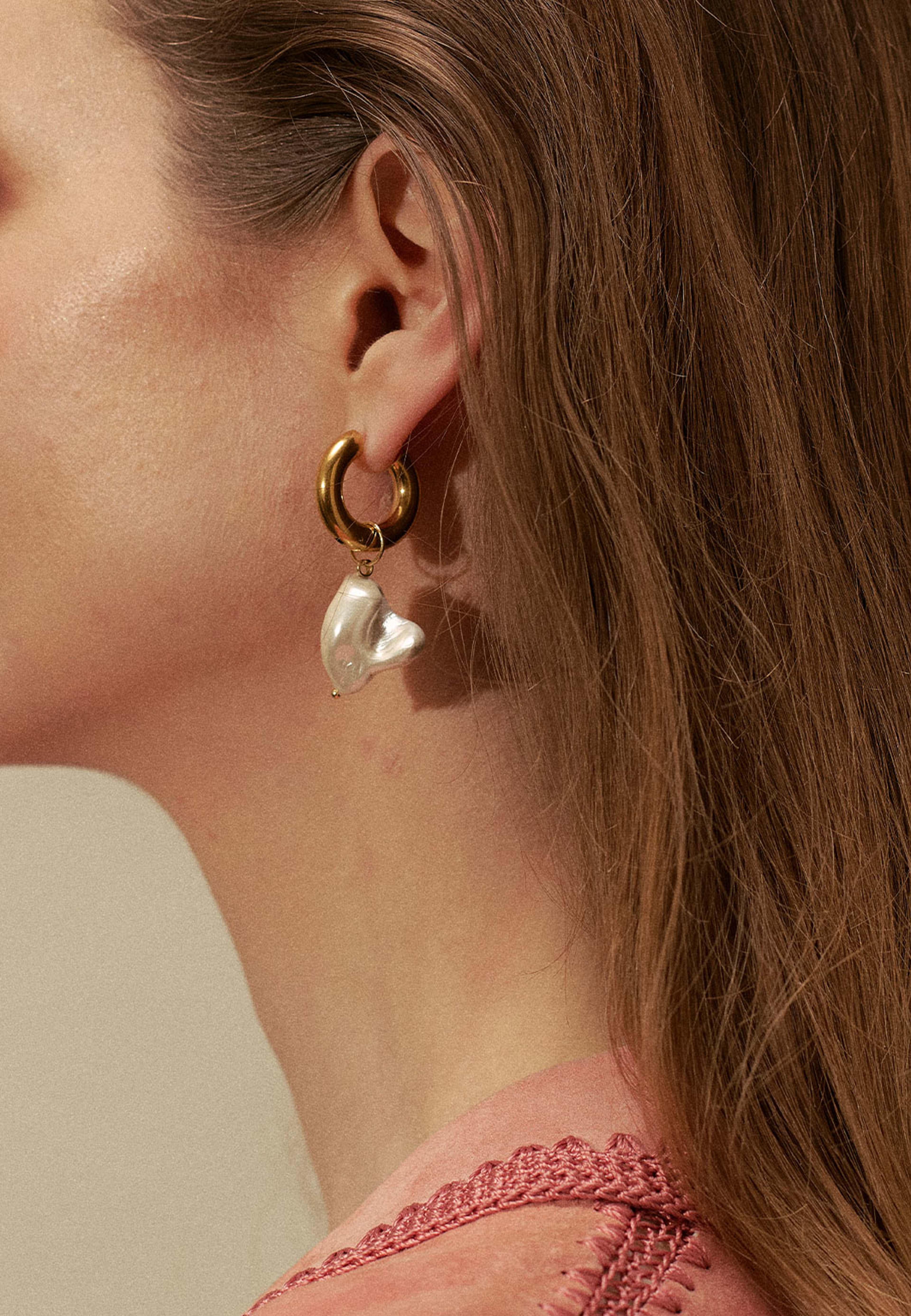 Robinette Earrings, från WOS, i färgen Gold/Pearl. Klicka för att öppna bilden i stort format