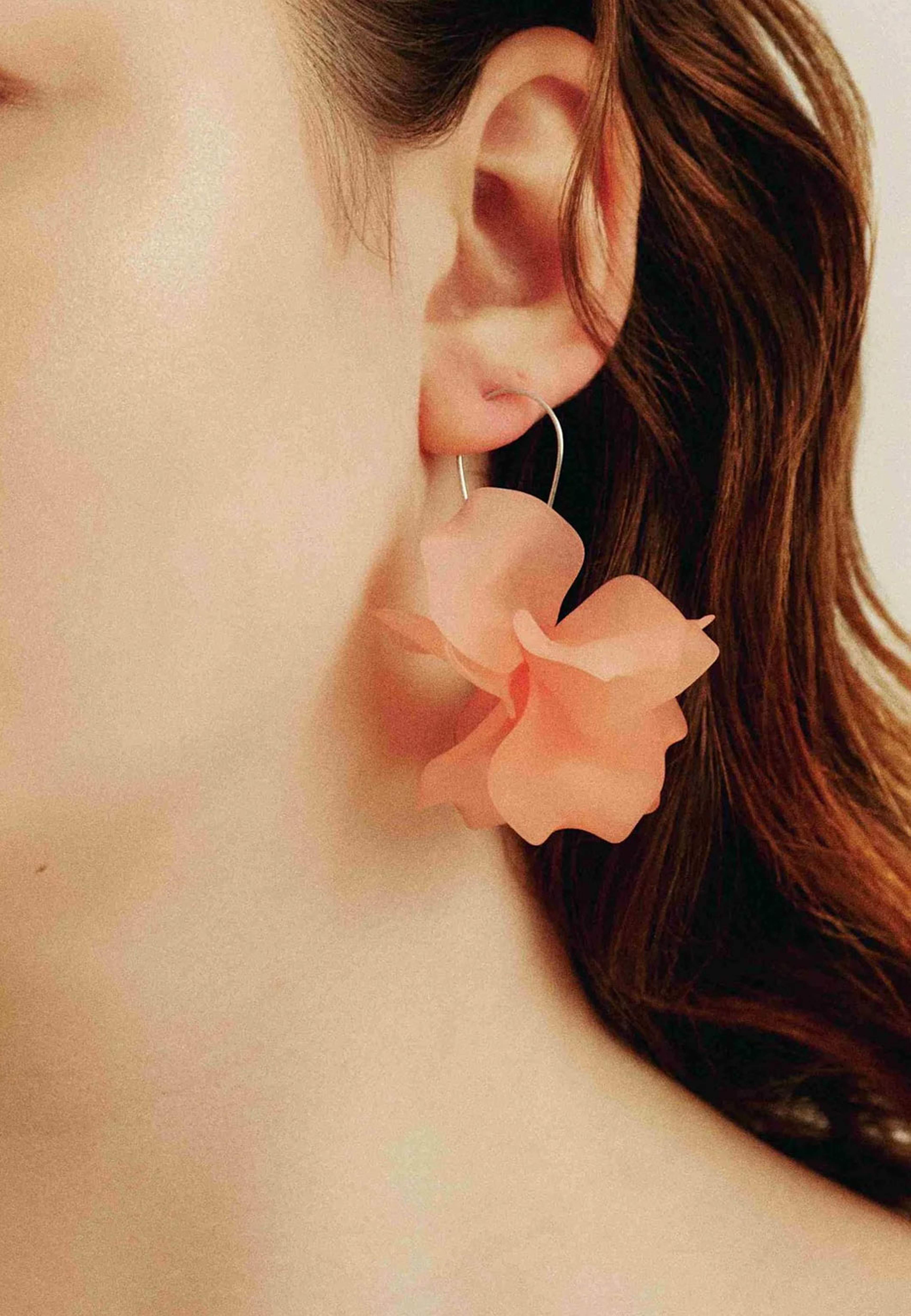 Petal Earrings, från WOS, i färgen Pink. Klicka för att öppna bilden i stort format