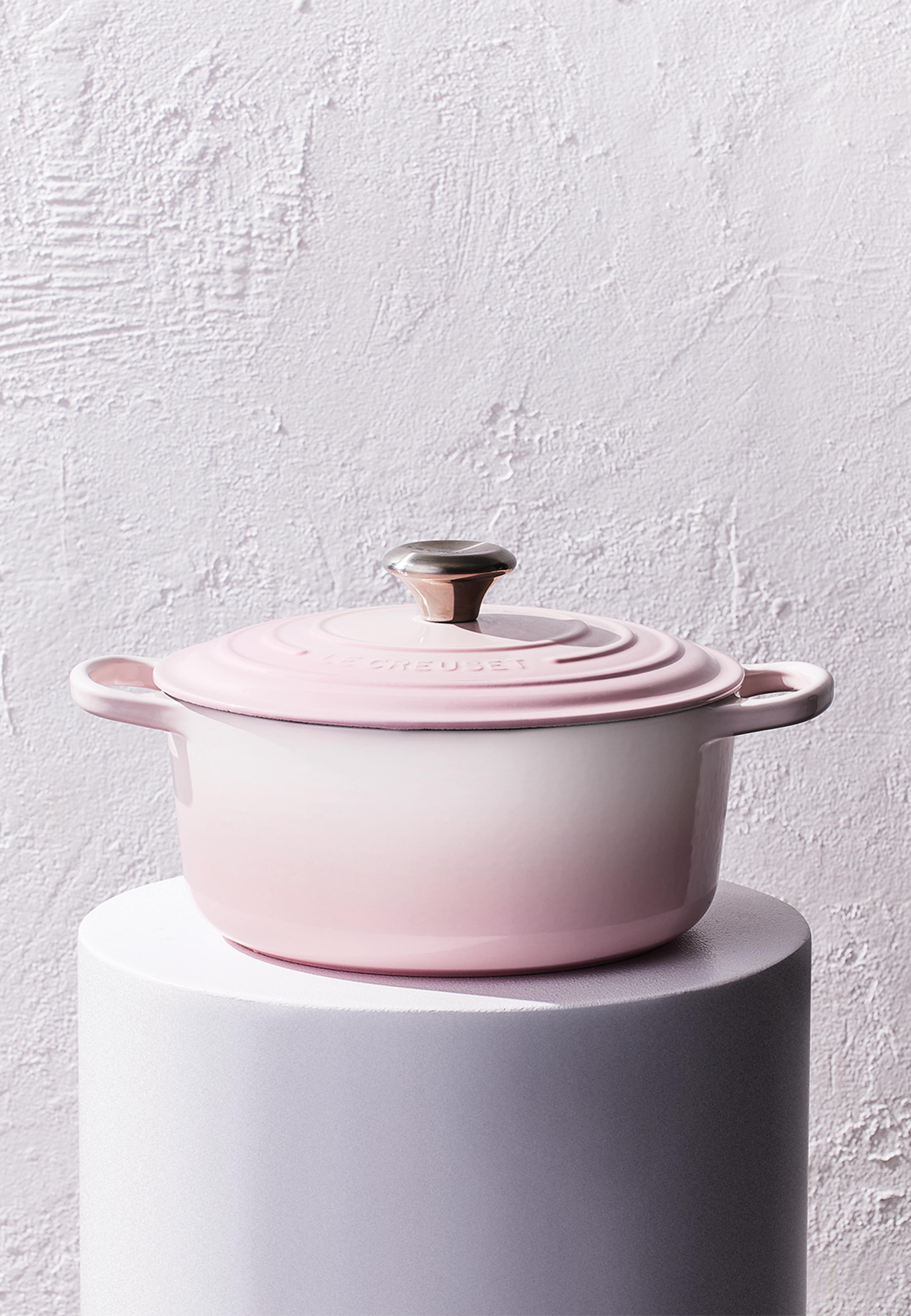 Signature gjutjärn rund gryta 20cm Shell Pink, från Le Creuset, i färgen Shell Pink. Klicka för att öppna bilden i stort format