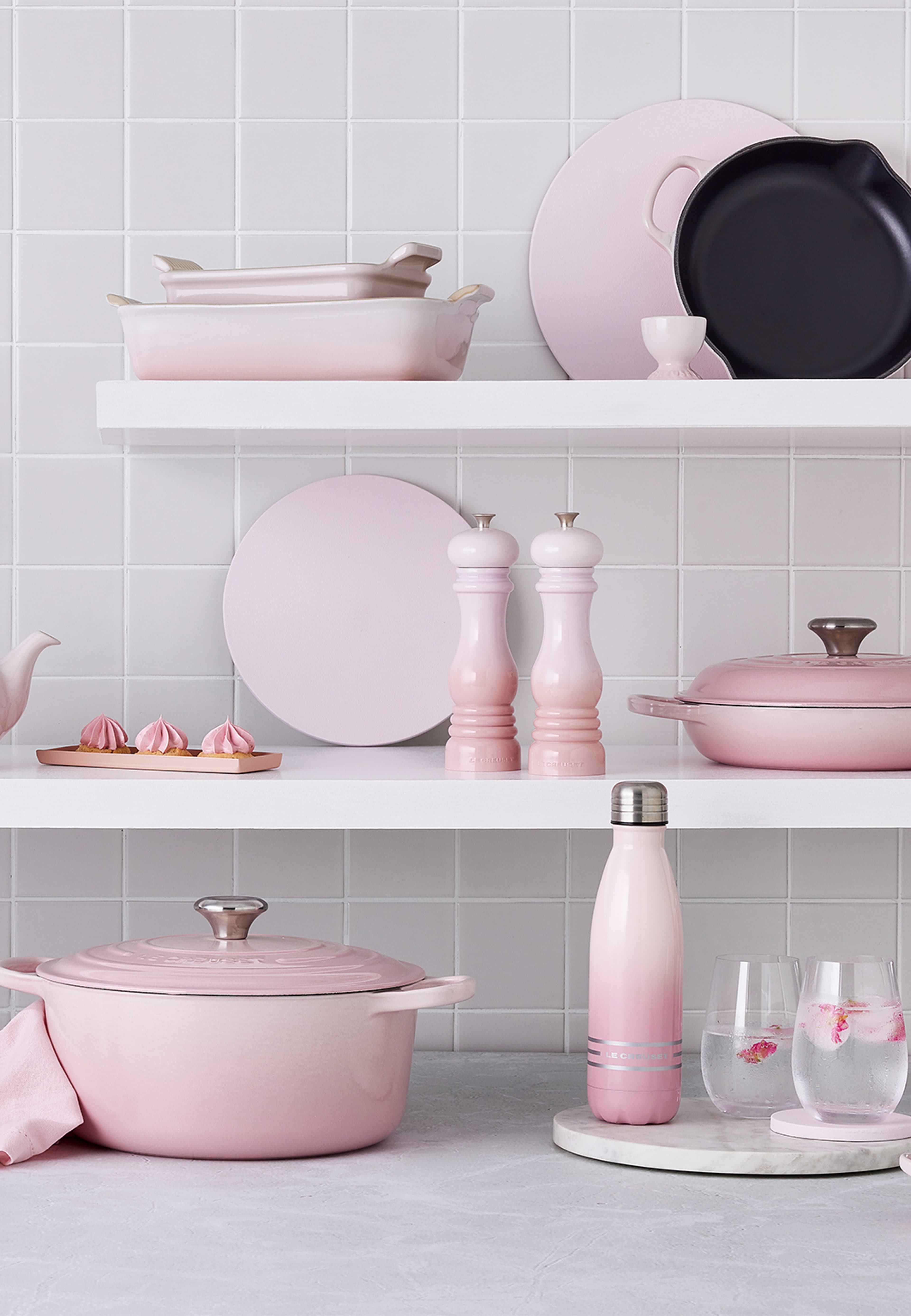 Signature gjutjärn rund gryta 20cm Shell Pink, från Le Creuset, i färgen Shell Pink. Klicka för att öppna bilden i stort format