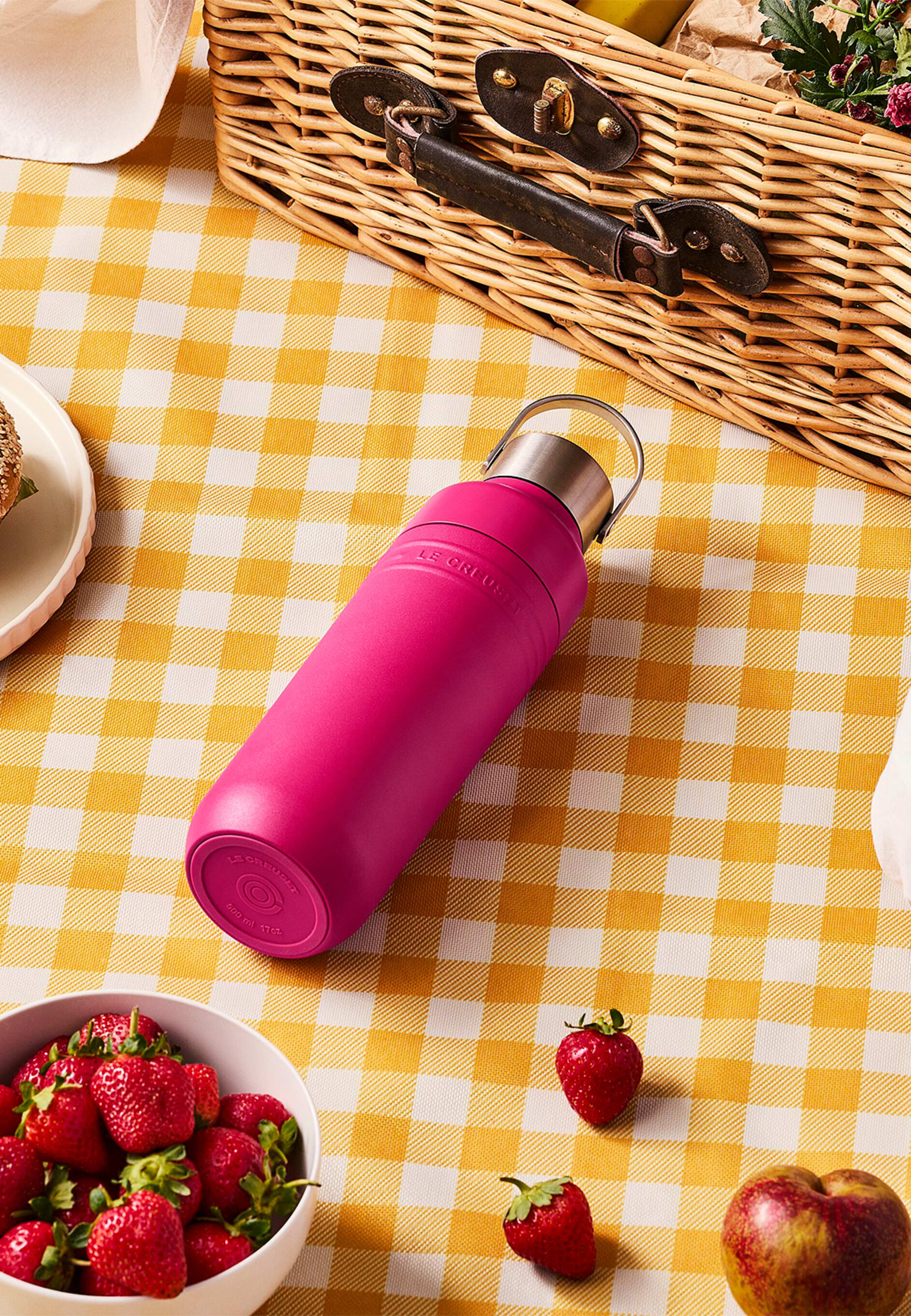 On The Go flaska 500ml Berry, från Le Creuset, i färgen Berry. Klicka för att öppna bilden i stort format