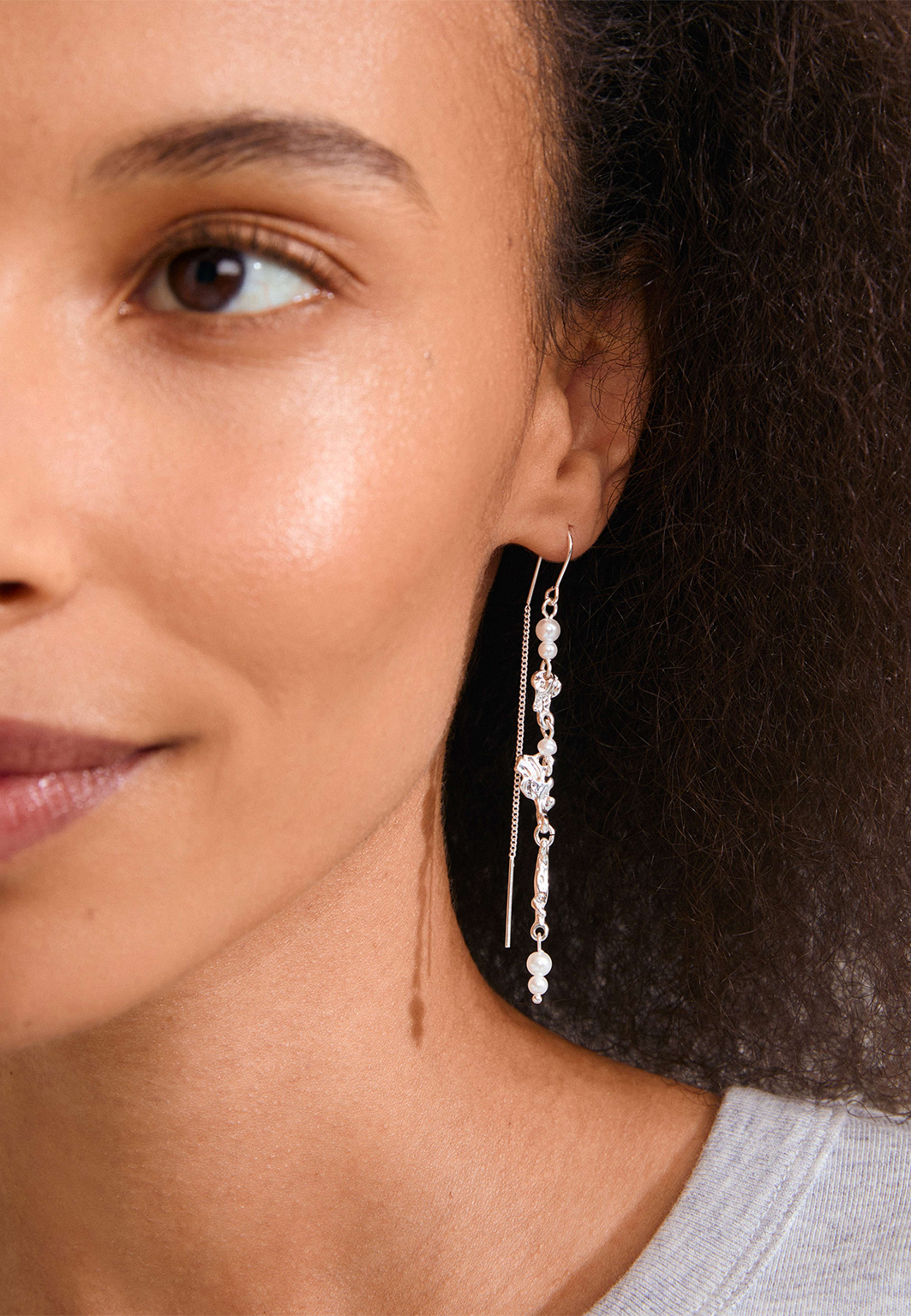 SLOAN chain earrings silver-plated, från Pilgrim, i färgen Silver Plated. Klicka för att öppna bilden i stort format
