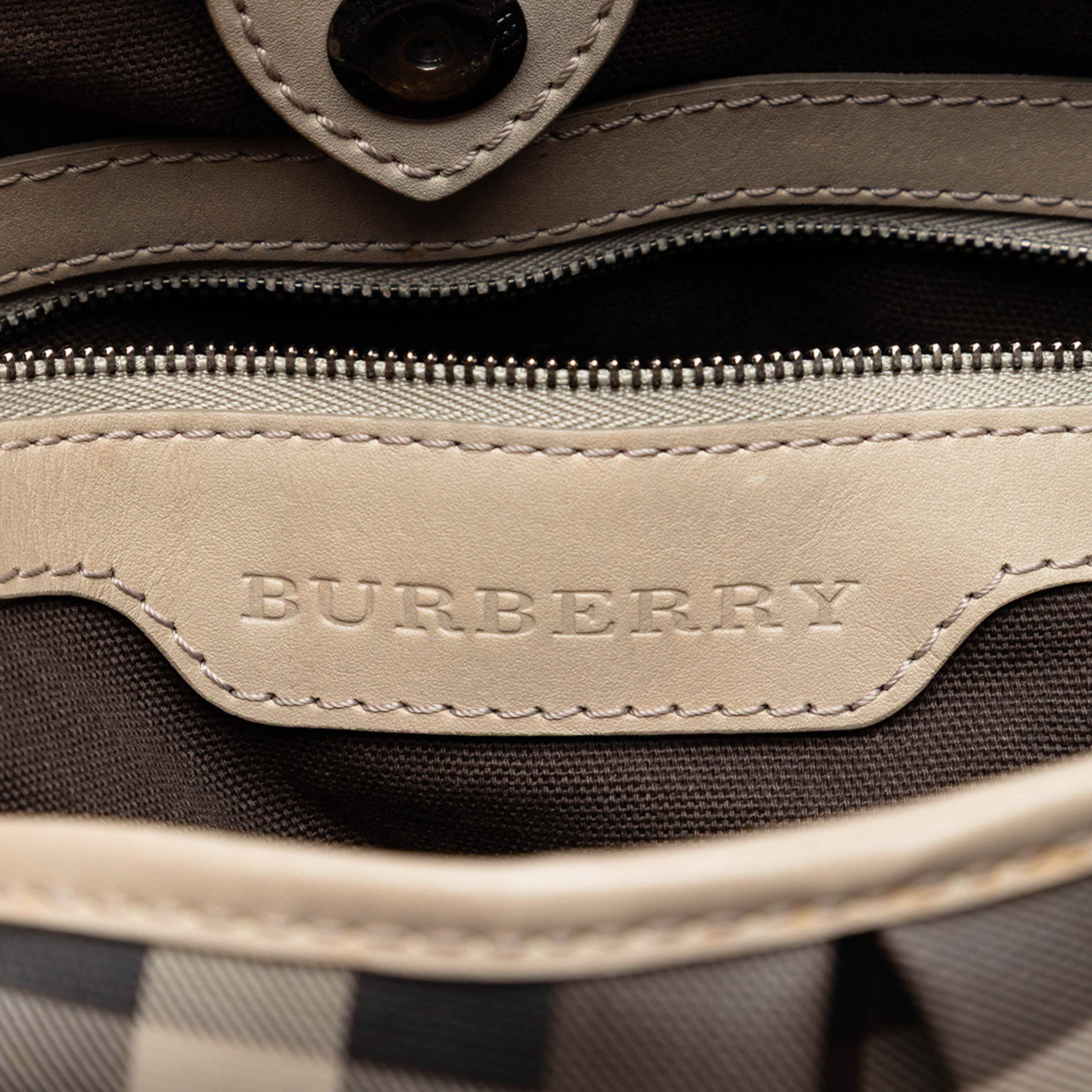 Burberry Smoked Check Coated Canvas Satchel, från Luxclusif, i färgen beige. Klicka för att öppna bilden i stort format