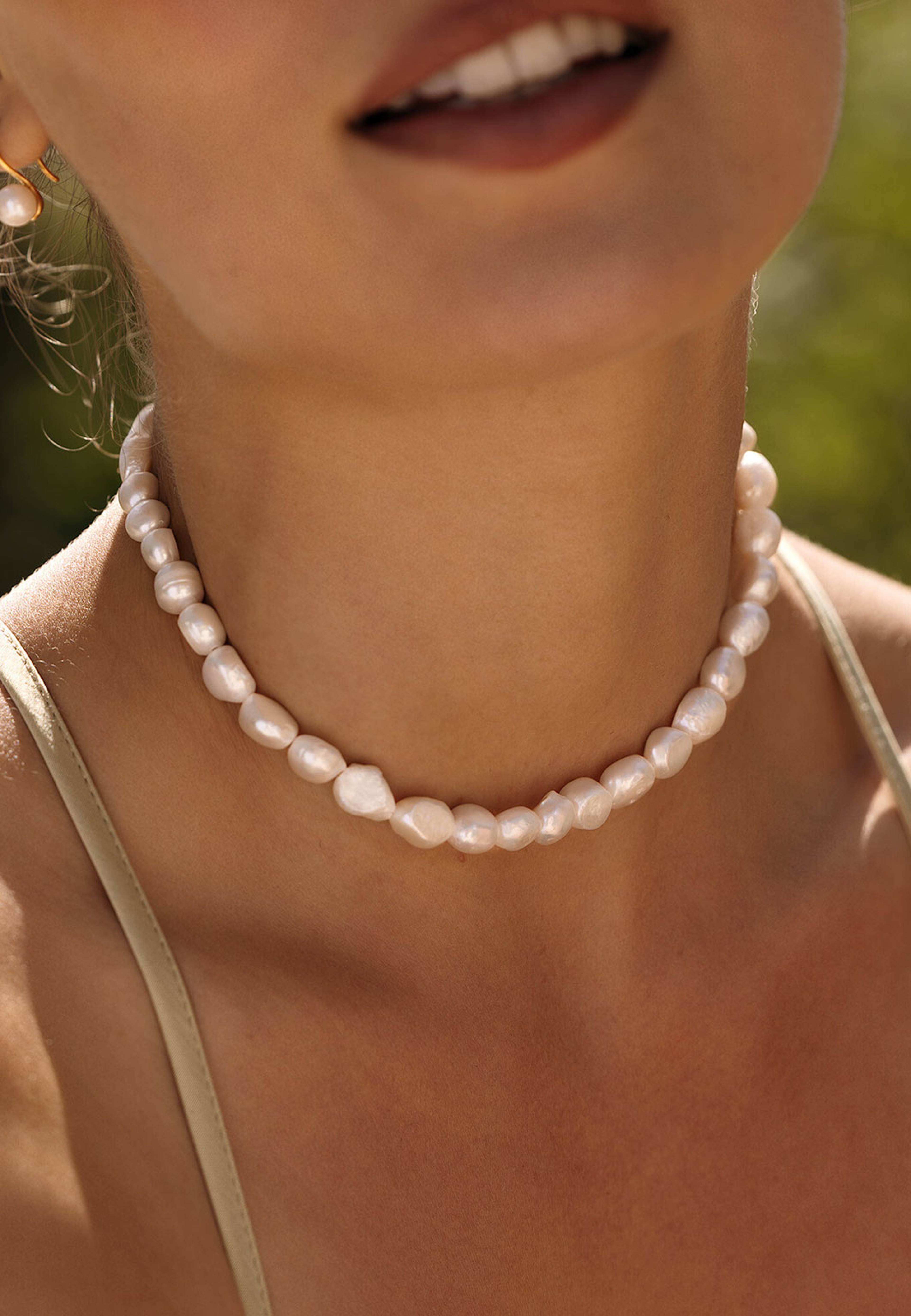 Aura Pearl Gold Necklace, från Mockberg, i färgen Gold. Klicka för att öppna bilden i stort format