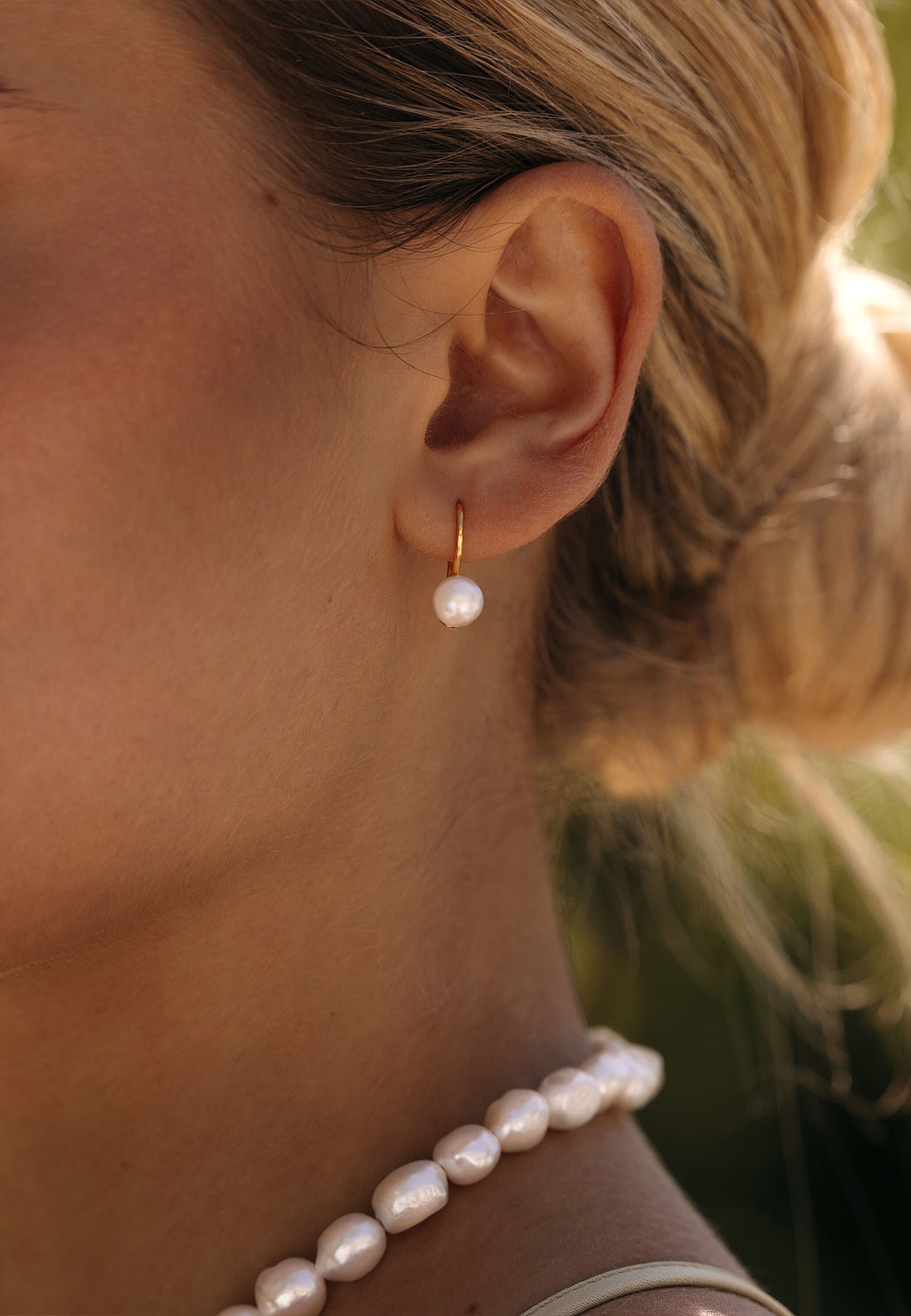 Dream Pearl Gold Earring, från Mockberg, i färgen Gold. Klicka för att öppna bilden i stort format