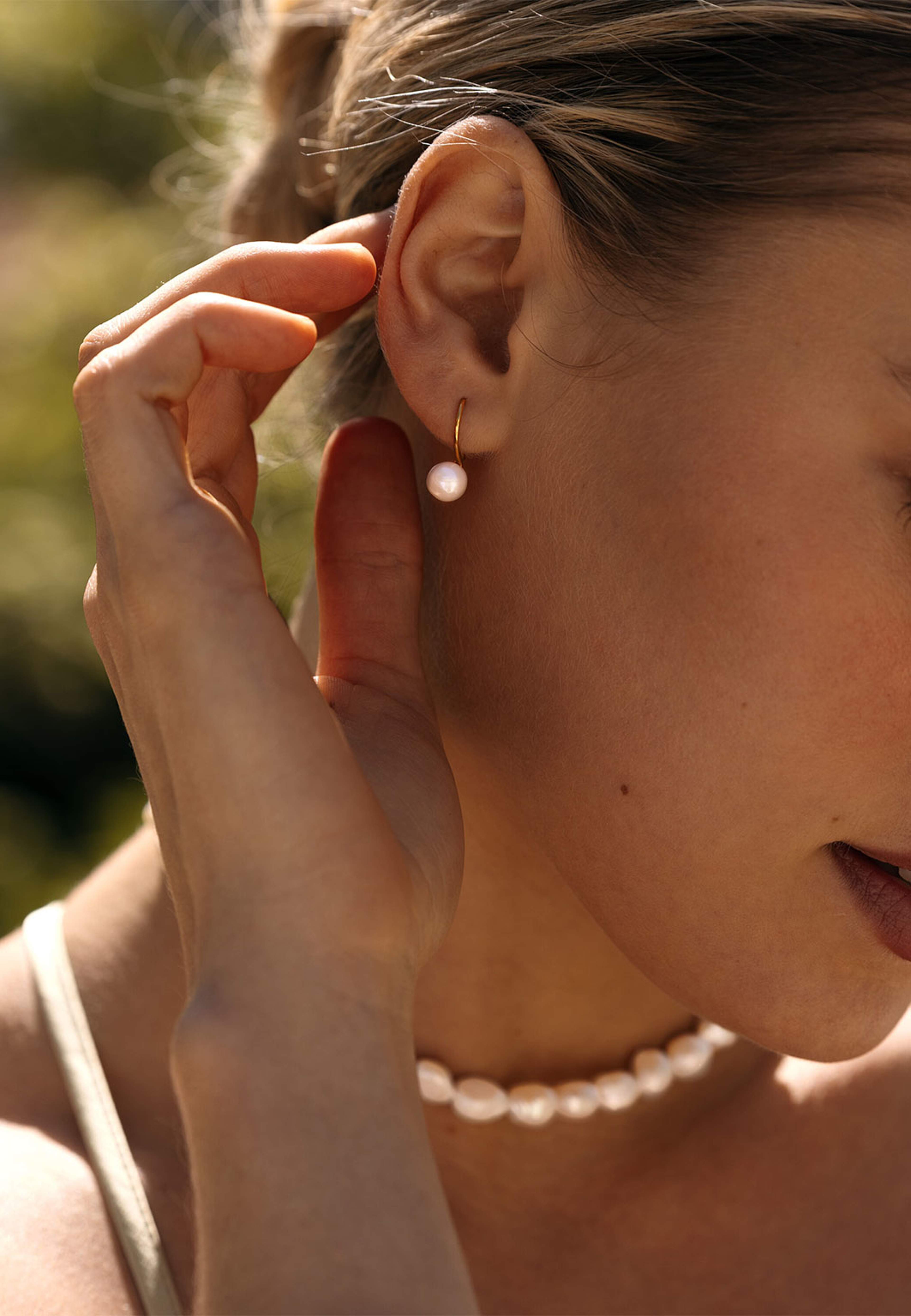 Dream Pearl Gold Earring, från Mockberg, i färgen Gold. Klicka för att öppna bilden i stort format