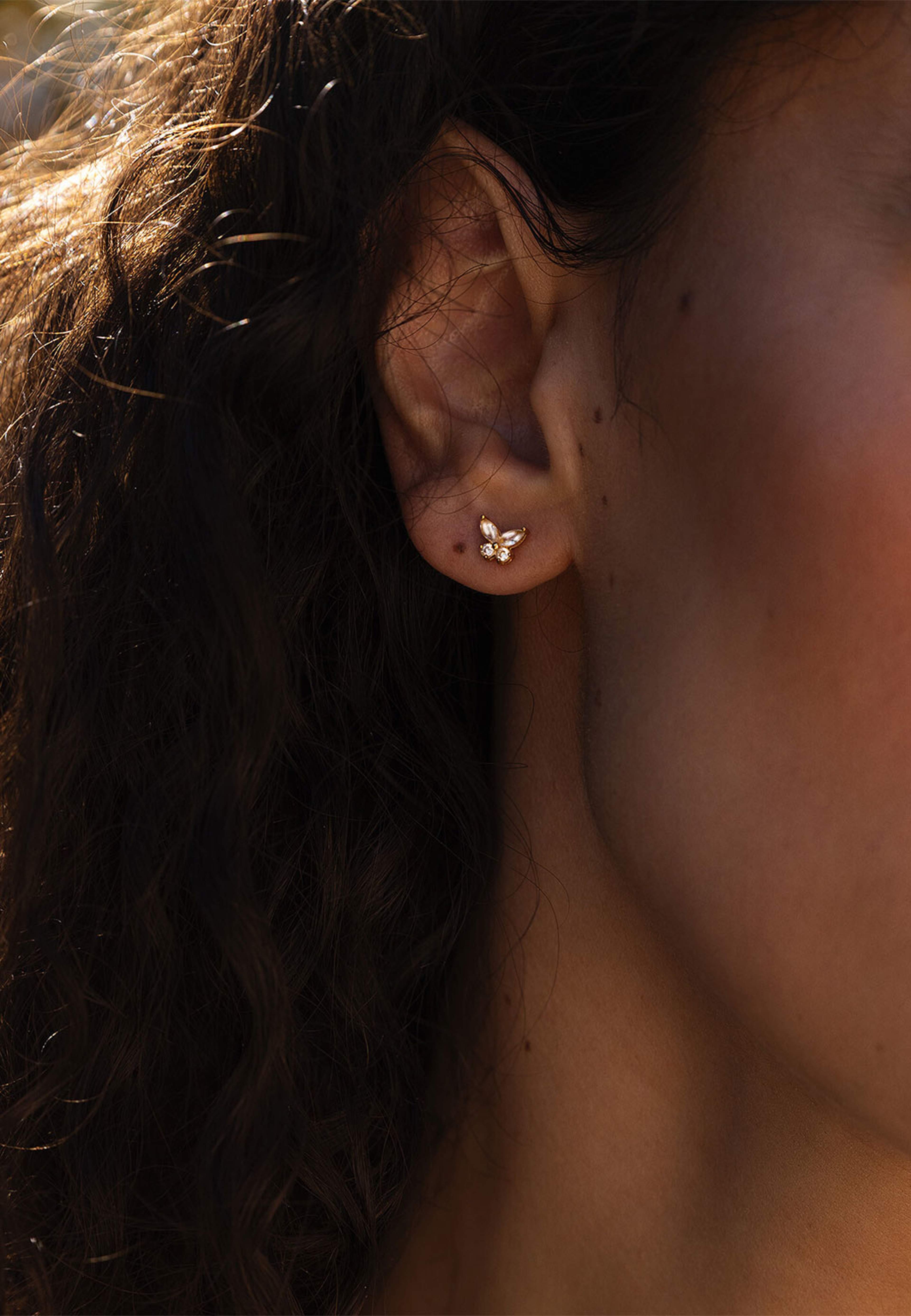 Butterfly Gold Studs, från Mockberg, i färgen Gold. Klicka för att öppna bilden i stort format
