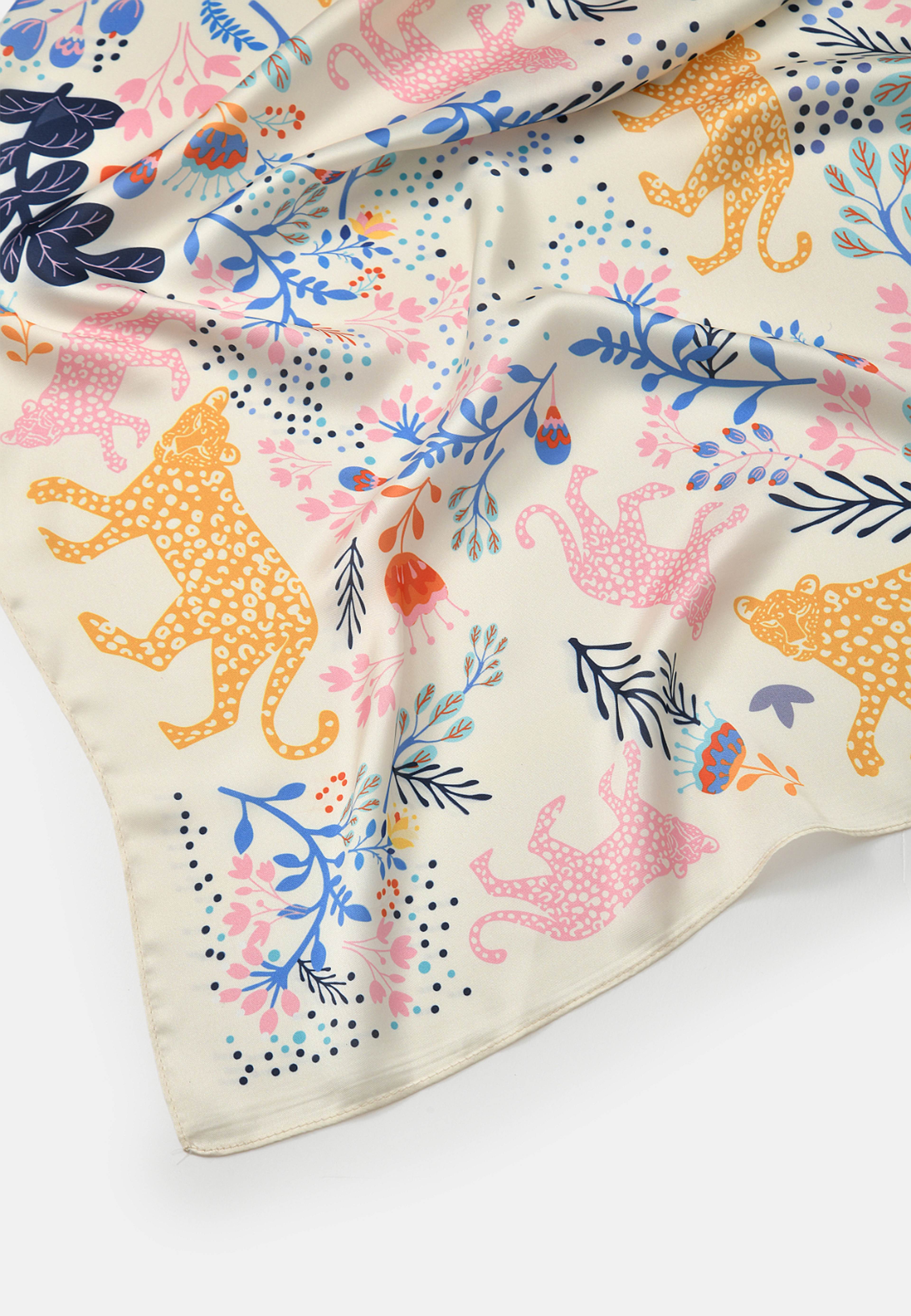 Scarf SIV, från Å WOMAN, i färgen Cream White. Klicka för att öppna bilden i stort format