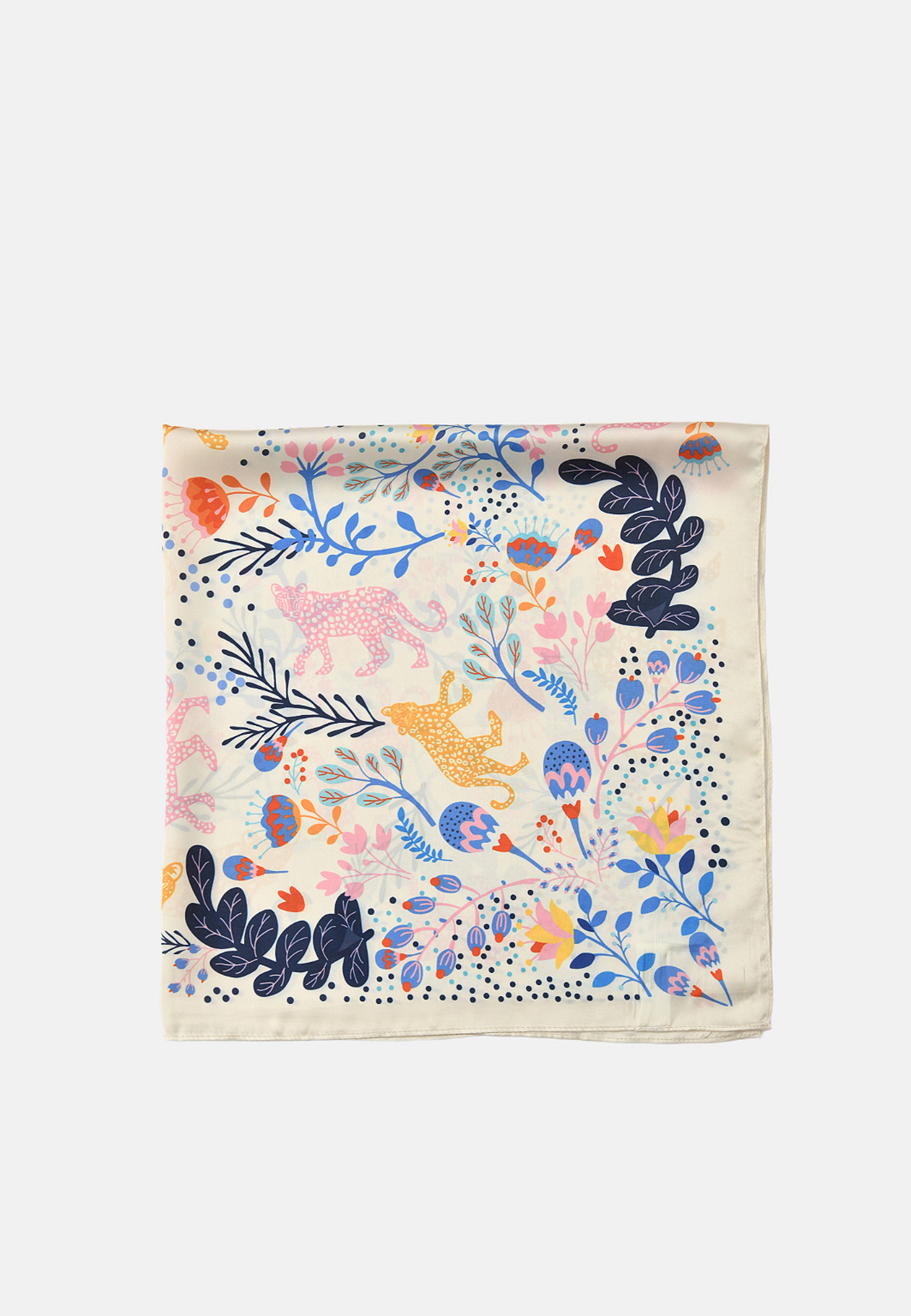 Scarf SIV, från Å WOMAN, i färgen Cream White. Klicka för att öppna bilden i stort format