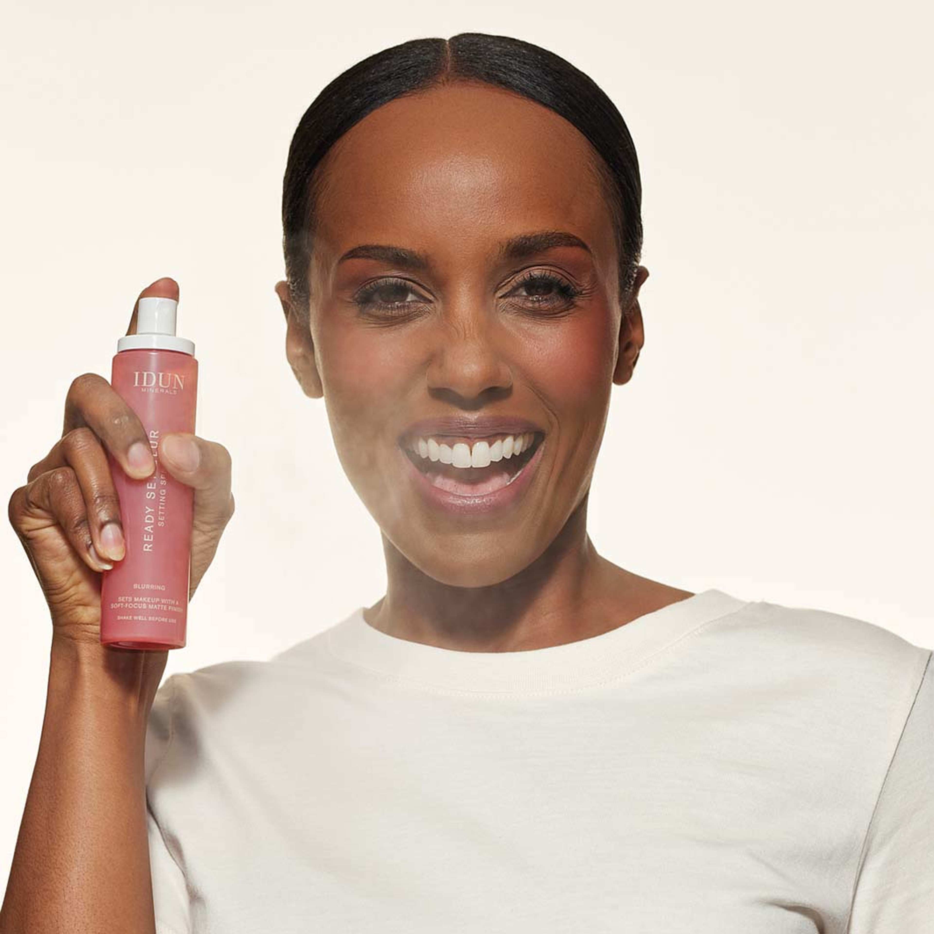Ready Set Blur Setting Spray, från IDUN Minerals, i färgen Blur. Klicka för att öppna bilden i stort format