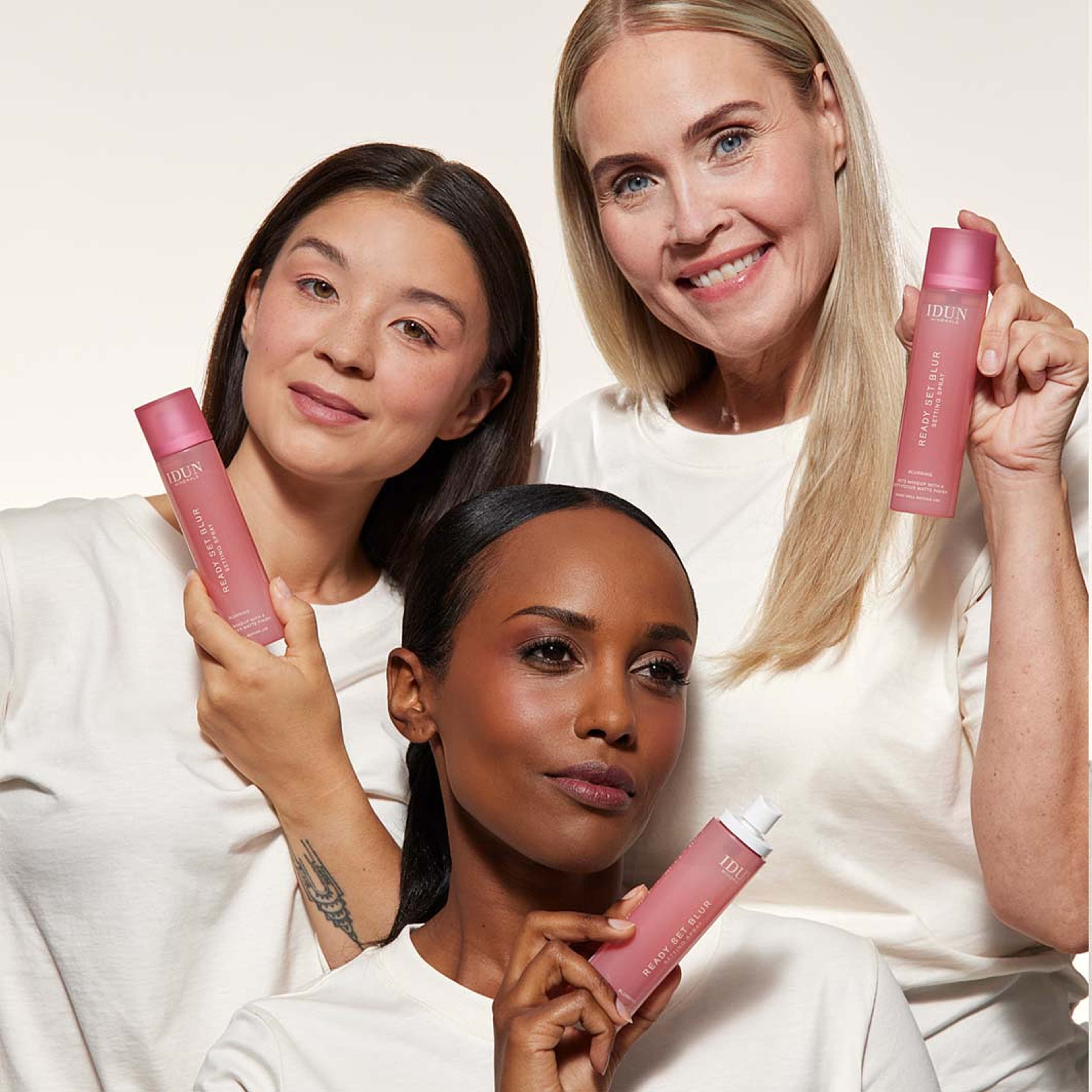 Ready Set Blur Setting Spray, från IDUN Minerals, i färgen Blur. Klicka för att öppna bilden i stort format