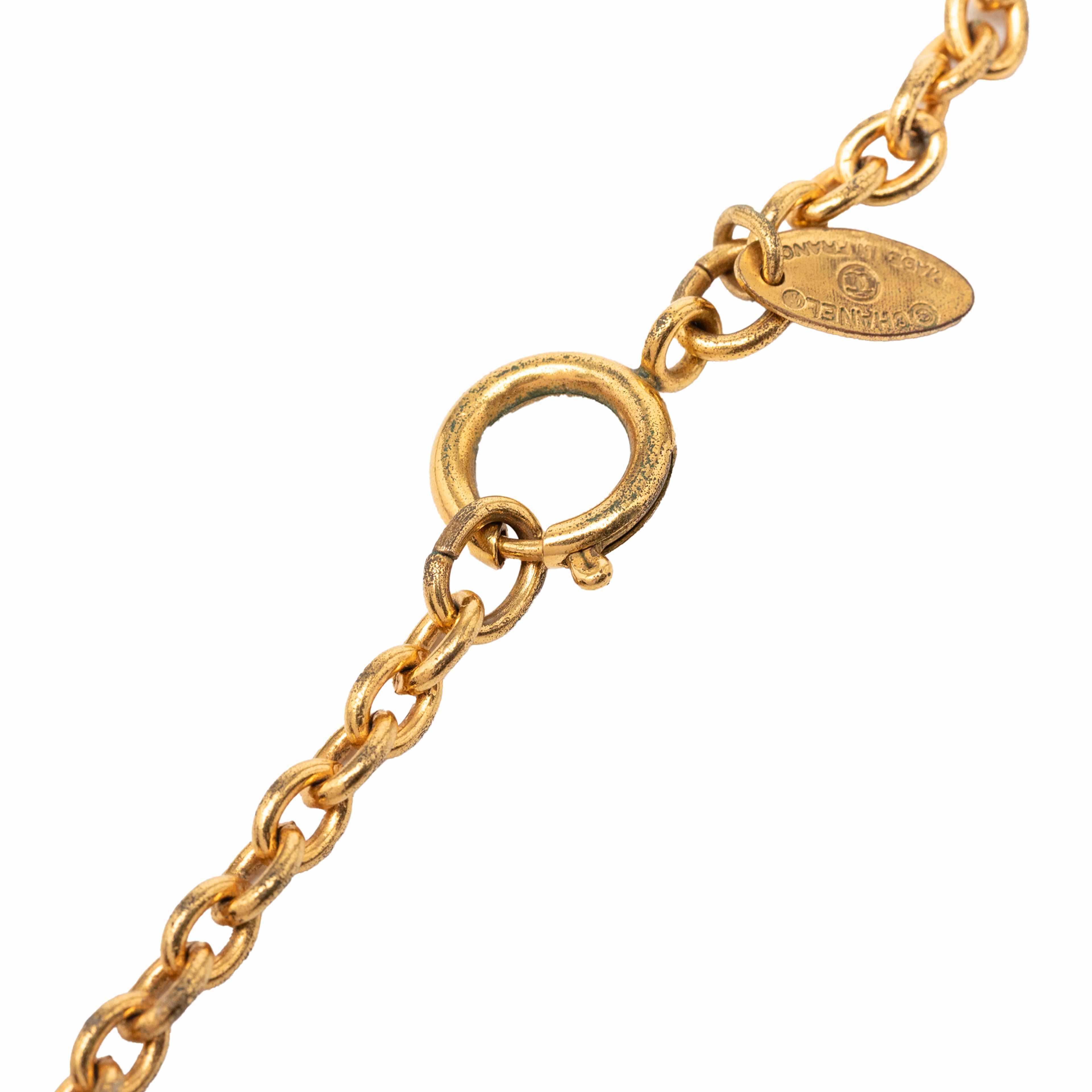 Chanel Gold Plated Quilted Cc Pendant Necklace, från Luxclusif, i färgen gold. Klicka för att öppna bilden i stort format