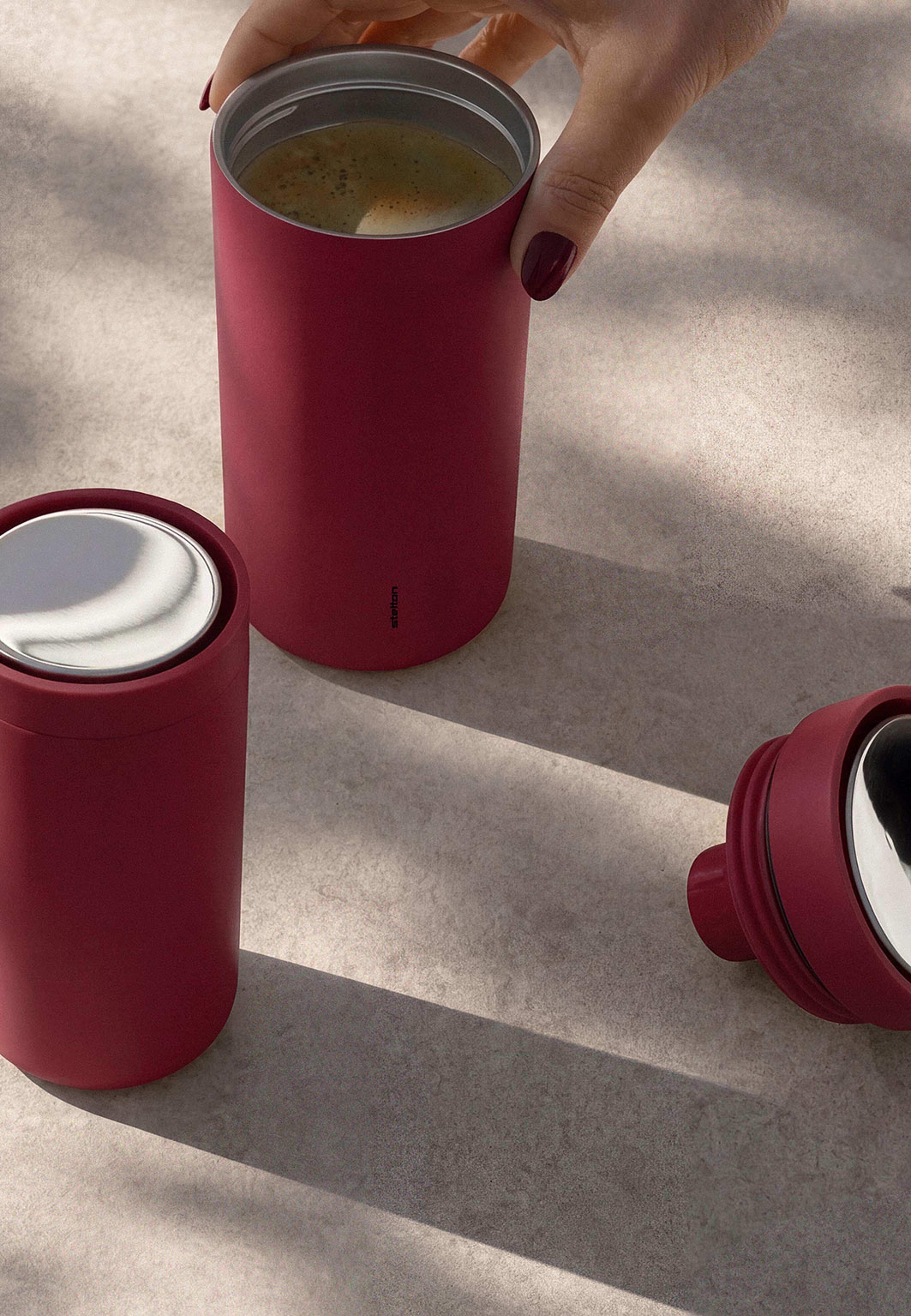To Go Click termosmugg 0.2 l. soft cherry red, från Stelton, i färgen Soft Cherry Red. Klicka för att öppna bilden i stort format