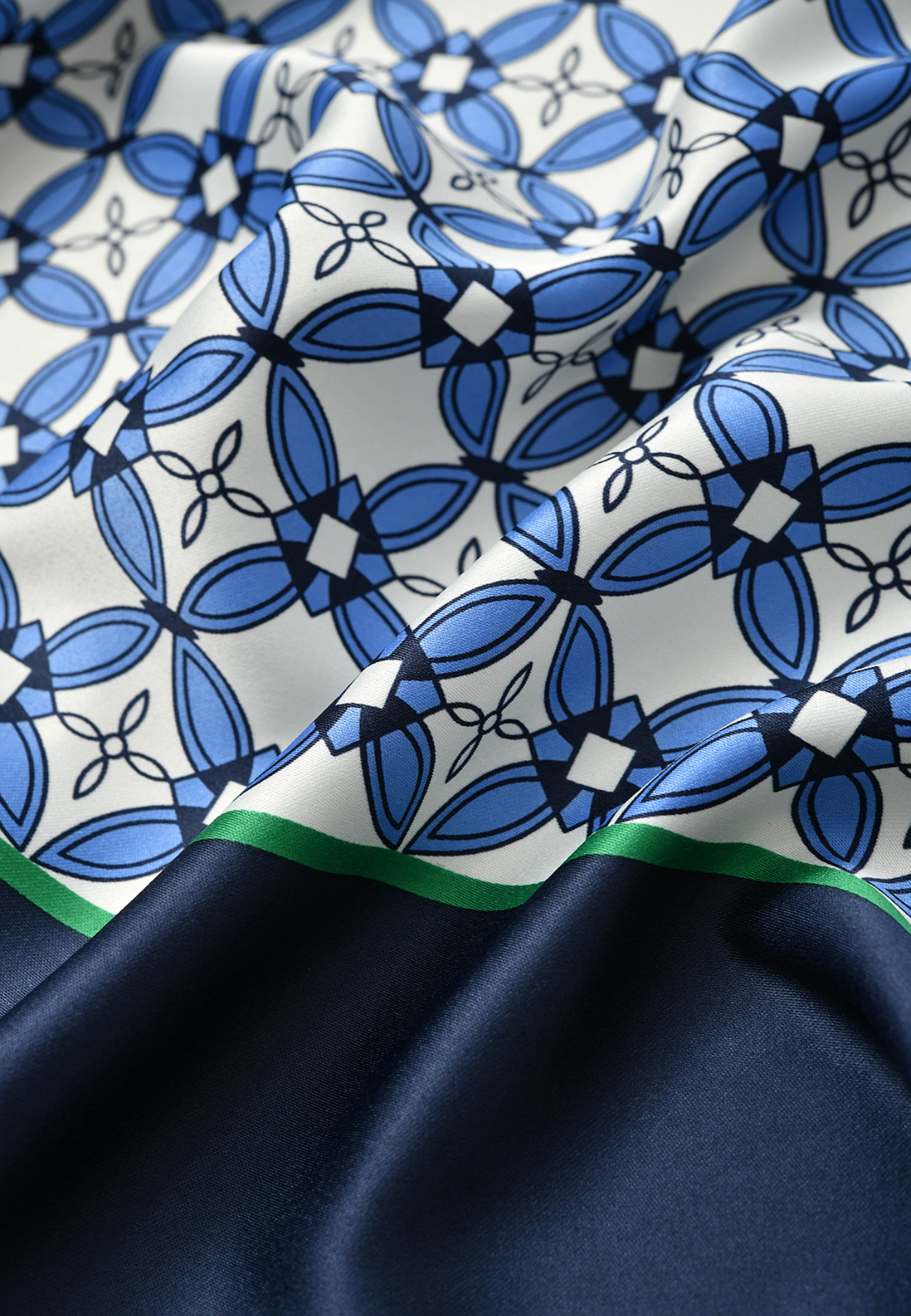 Scarf MONA, från Wera, i färgen Blue Print. Klicka för att öppna bilden i stort format
