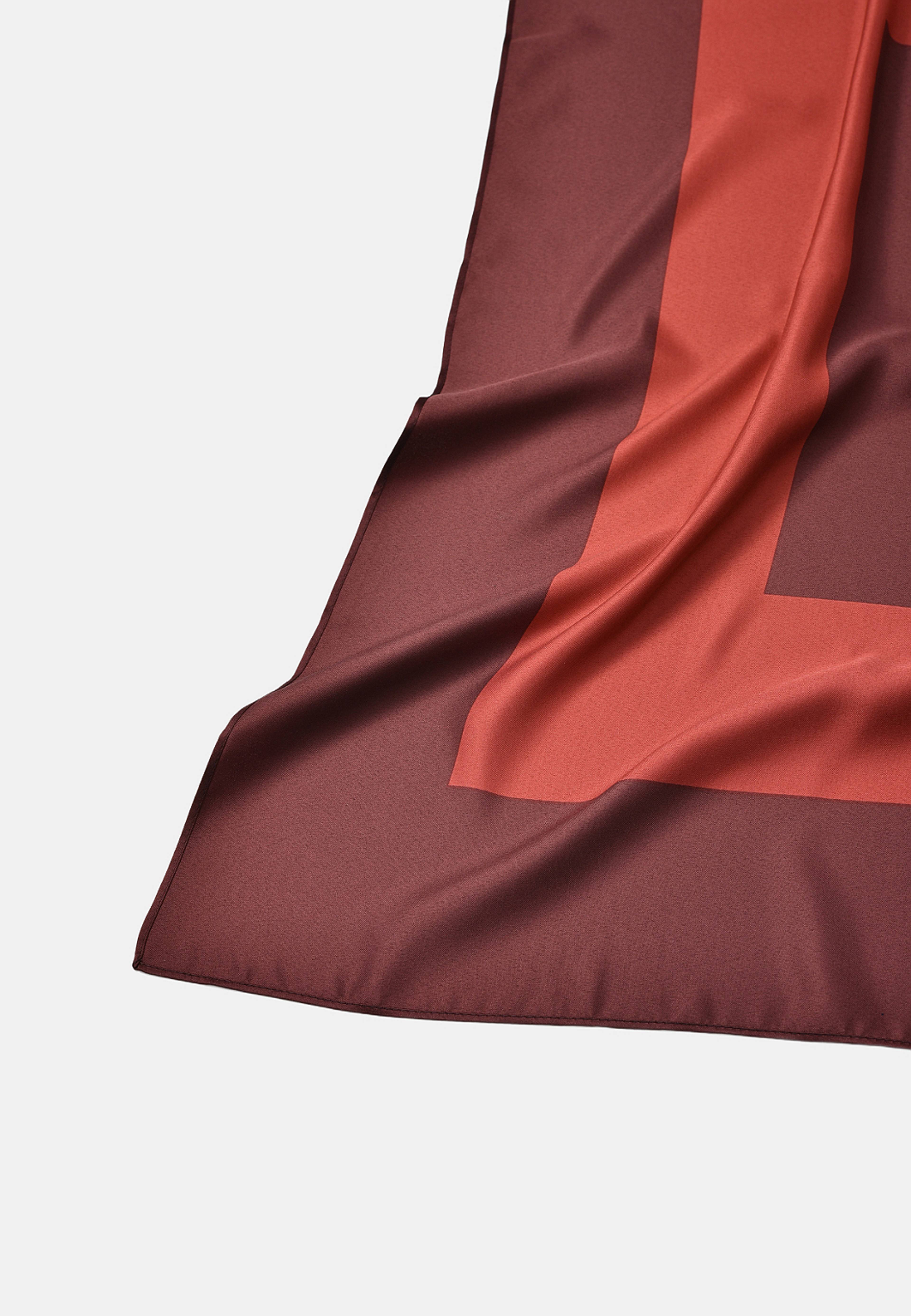 Scarf MONA, från Wera, i färgen Red Print. Klicka för att öppna bilden i stort format