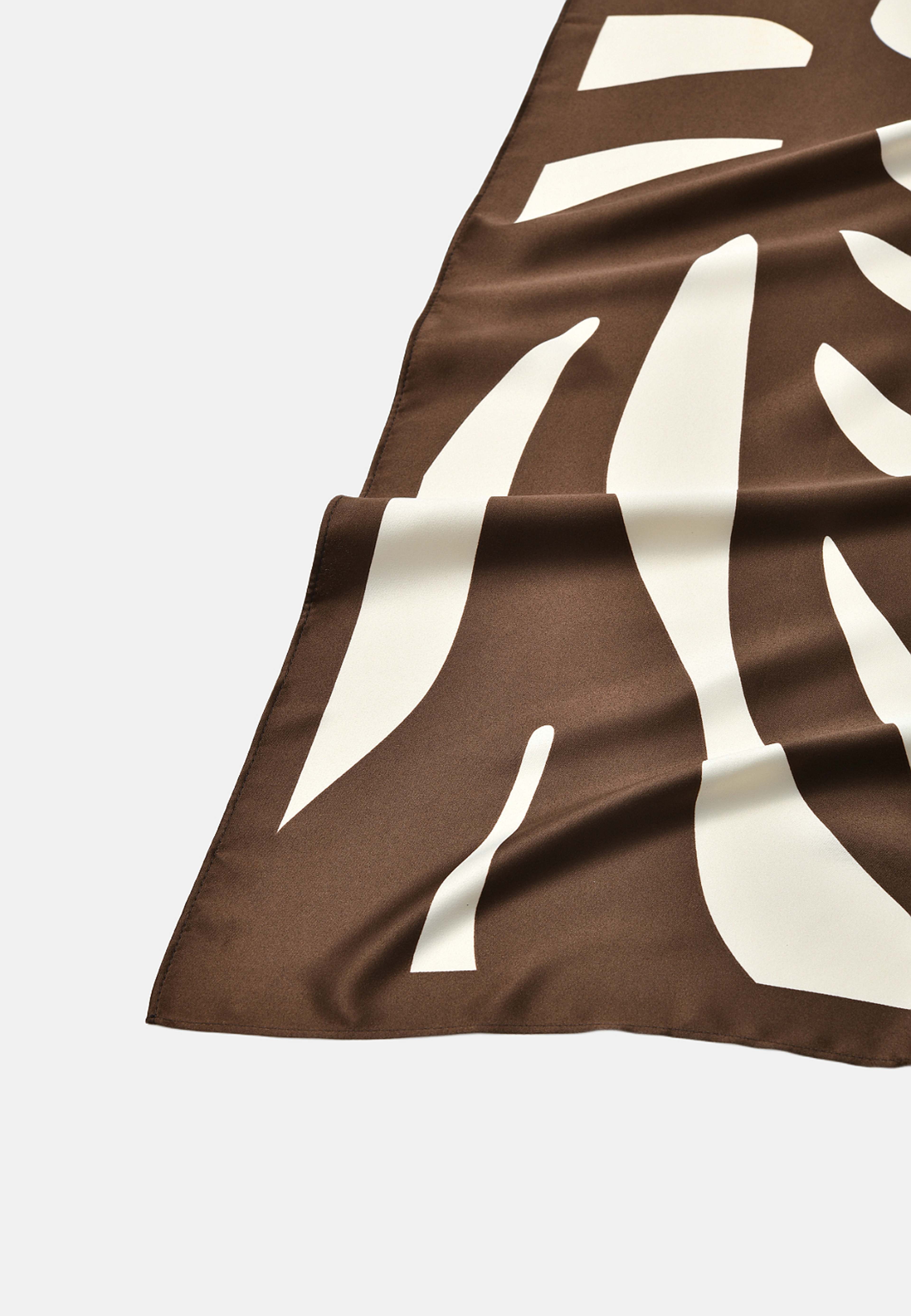 Scarf MONA, från Wera, i färgen Brown Print. Klicka för att öppna bilden i stort format