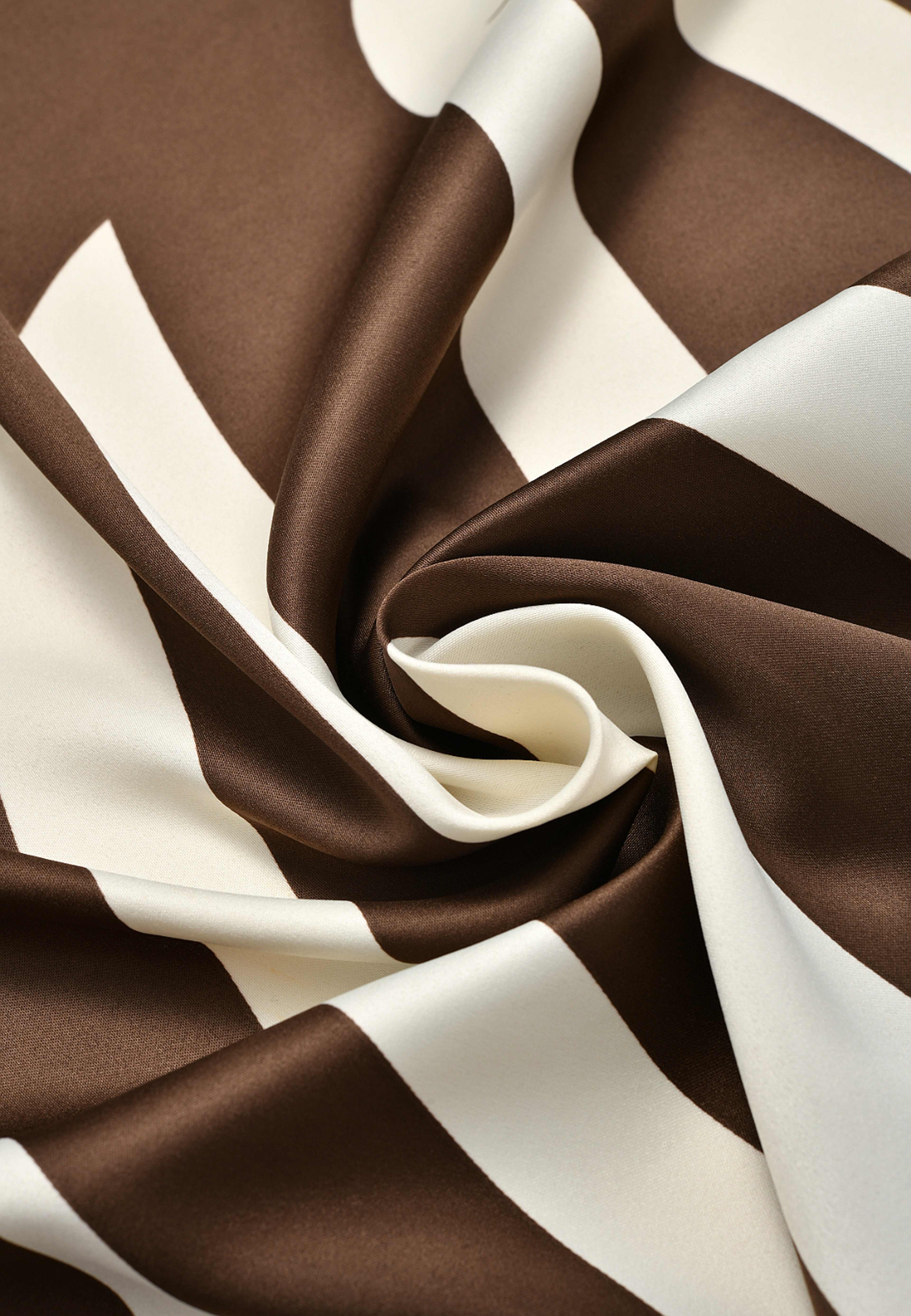 Scarf MONA, från Wera, i färgen Brown Print. Klicka för att öppna bilden i stort format