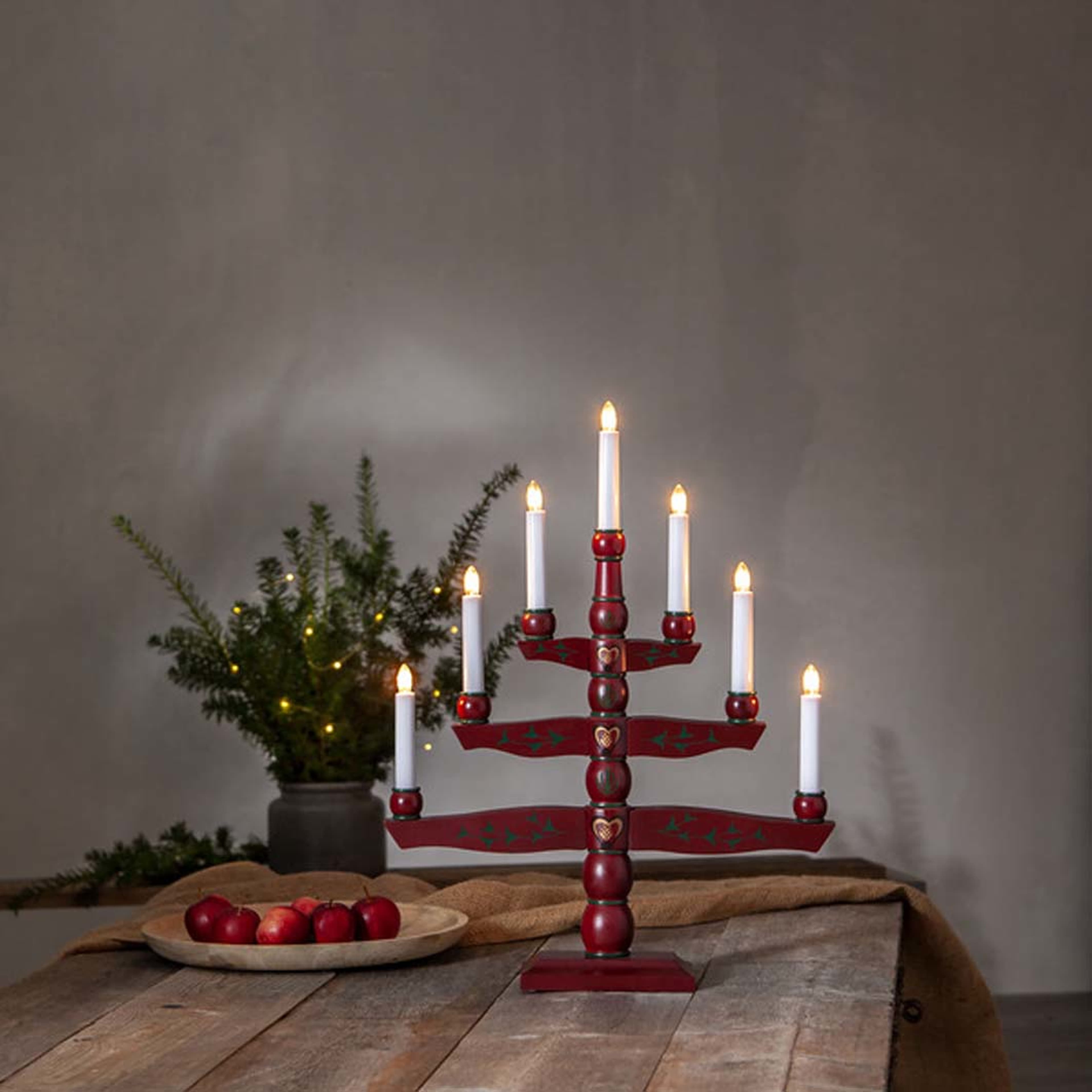 Ljusstake Tradition Röd 7 ljus, från Star trading, i färgen Red. Klicka för att öppna bilden i stort format