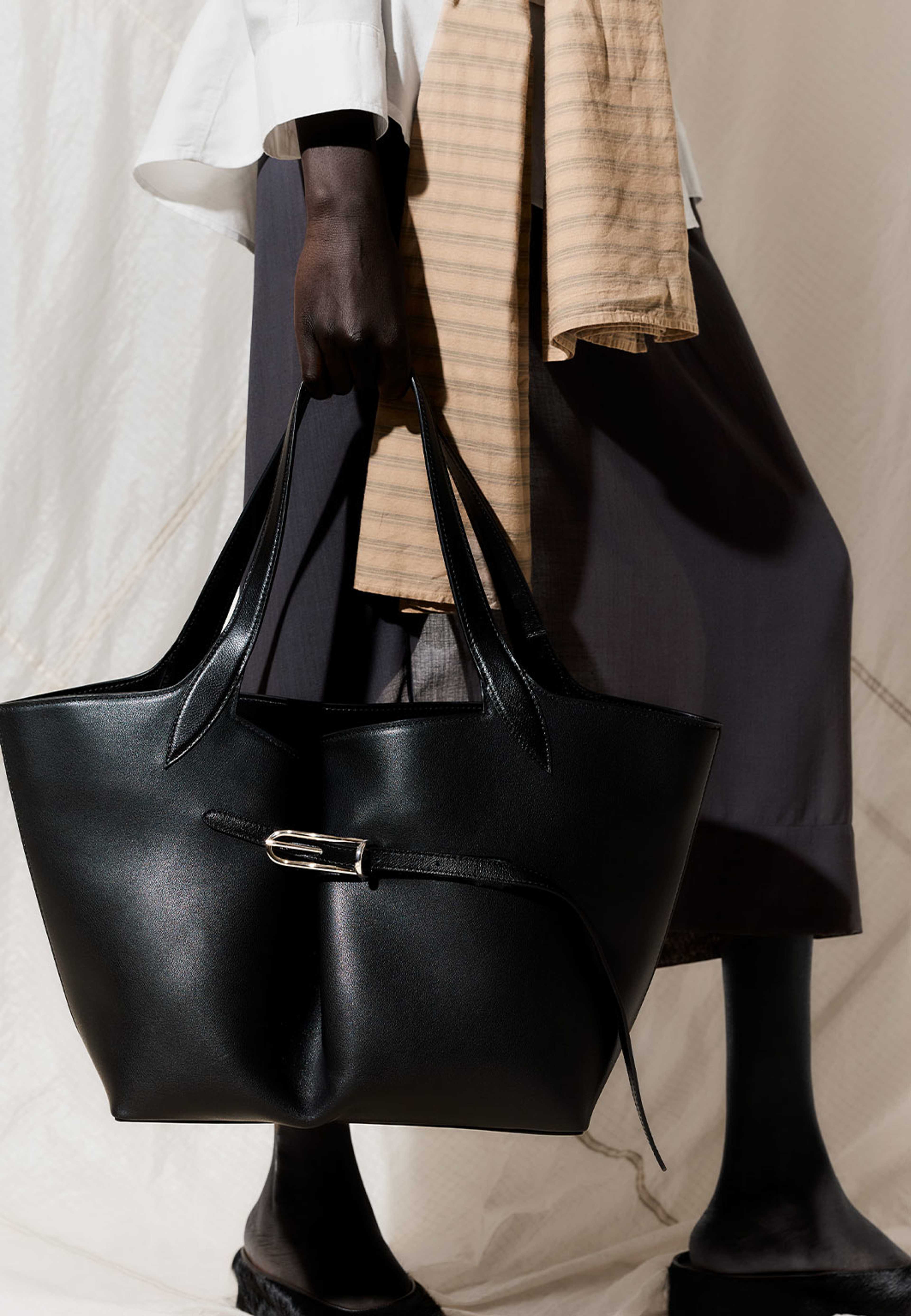 Belted Tote, från Liffner, i färgen Black. Klicka för att öppna bilden i stort format