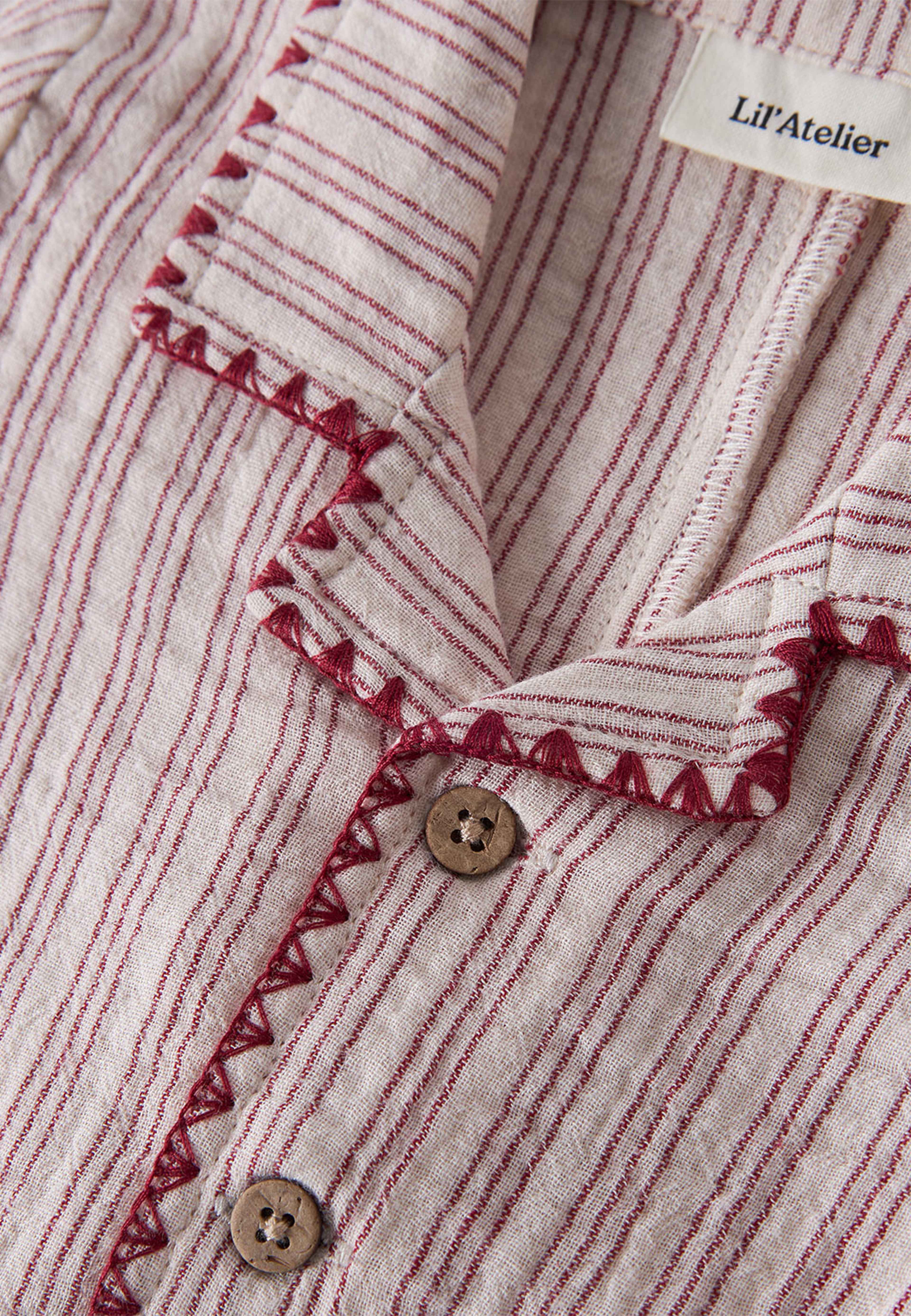 Sage Loose Night Suit, från Lil'Atelier, i färgen Turtledove Biking Red. Klicka för att öppna bilden i stort format
