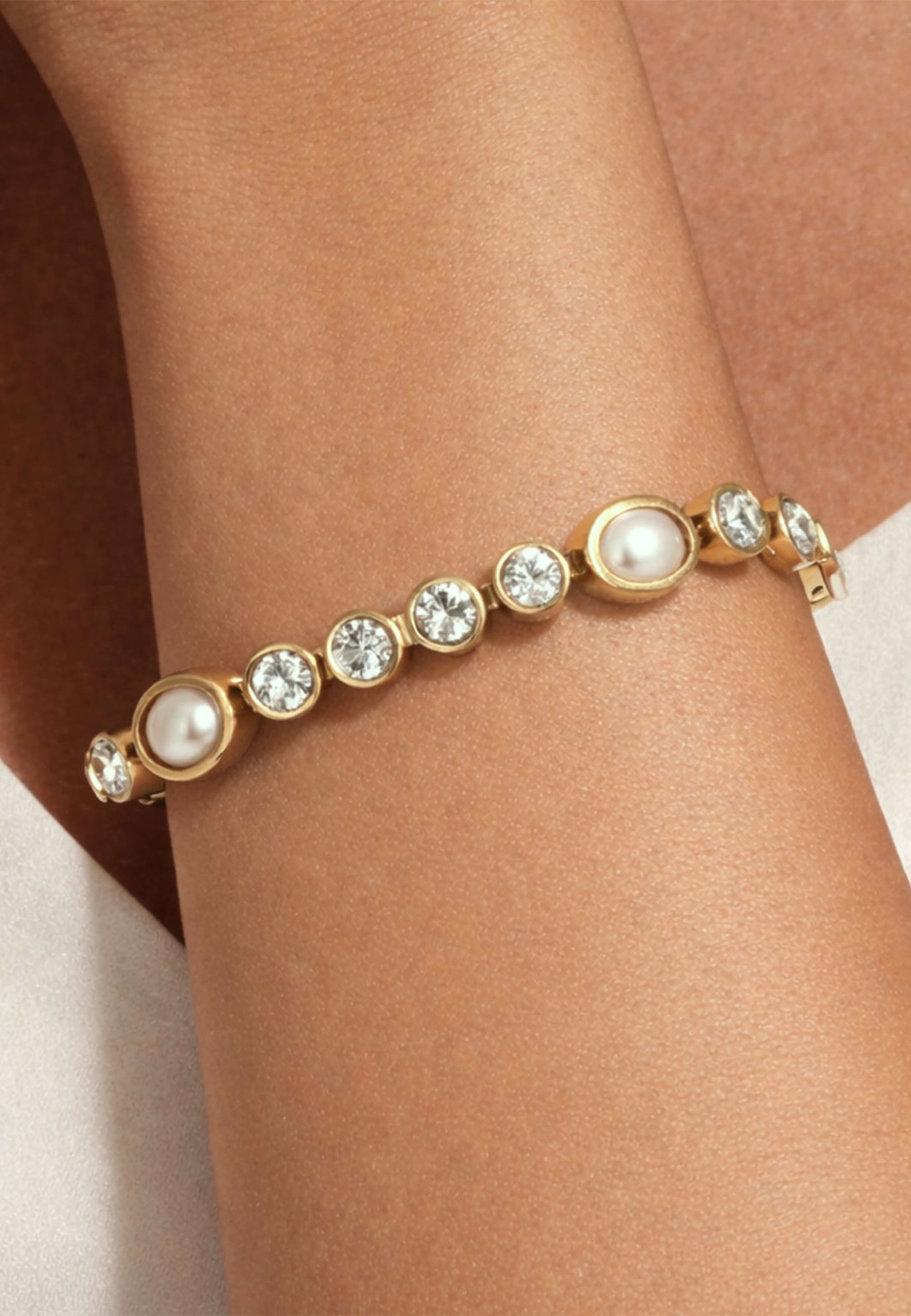 Sophia Armband, från Dyrberg & Kern, i färgen Sg White Pearl. Klicka för att öppna bilden i stort format