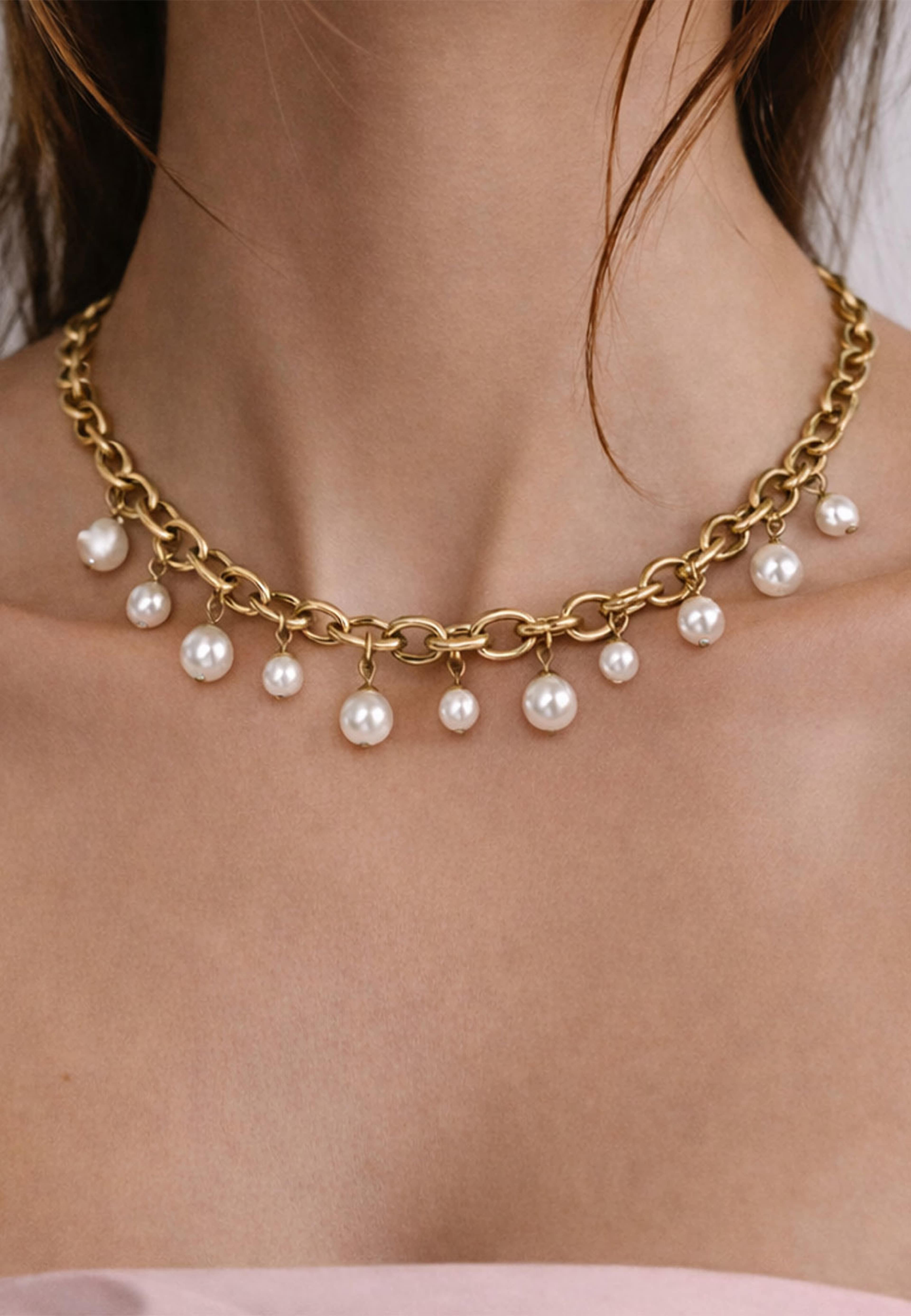 Elena Halsband, från Dyrberg & Kern, i färgen Sg White Pearl. Klicka för att öppna bilden i stort format