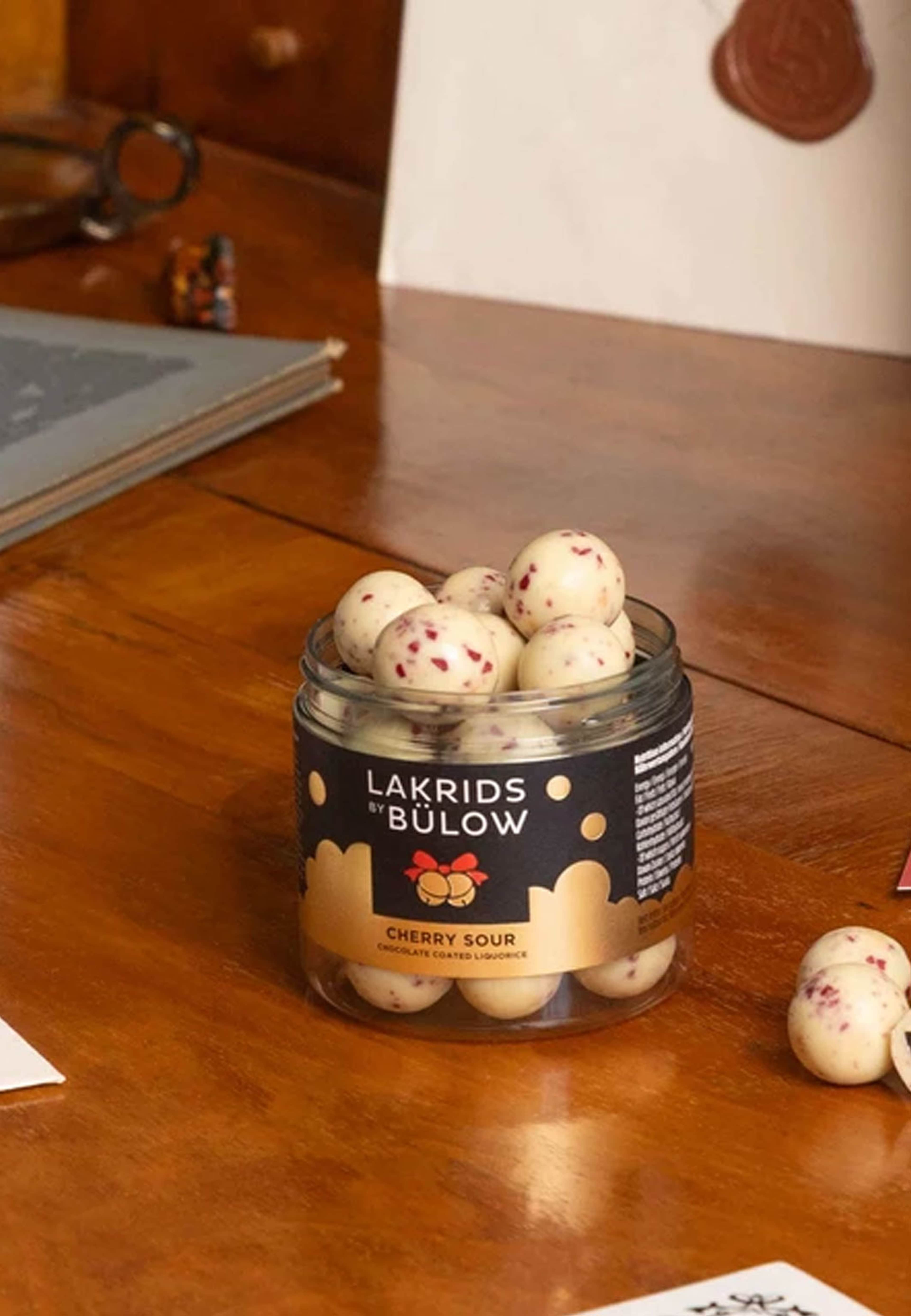 Small Cherry Sour, från Lakrids by Bülow, i färgen Multi. Klicka för att öppna bilden i stort format