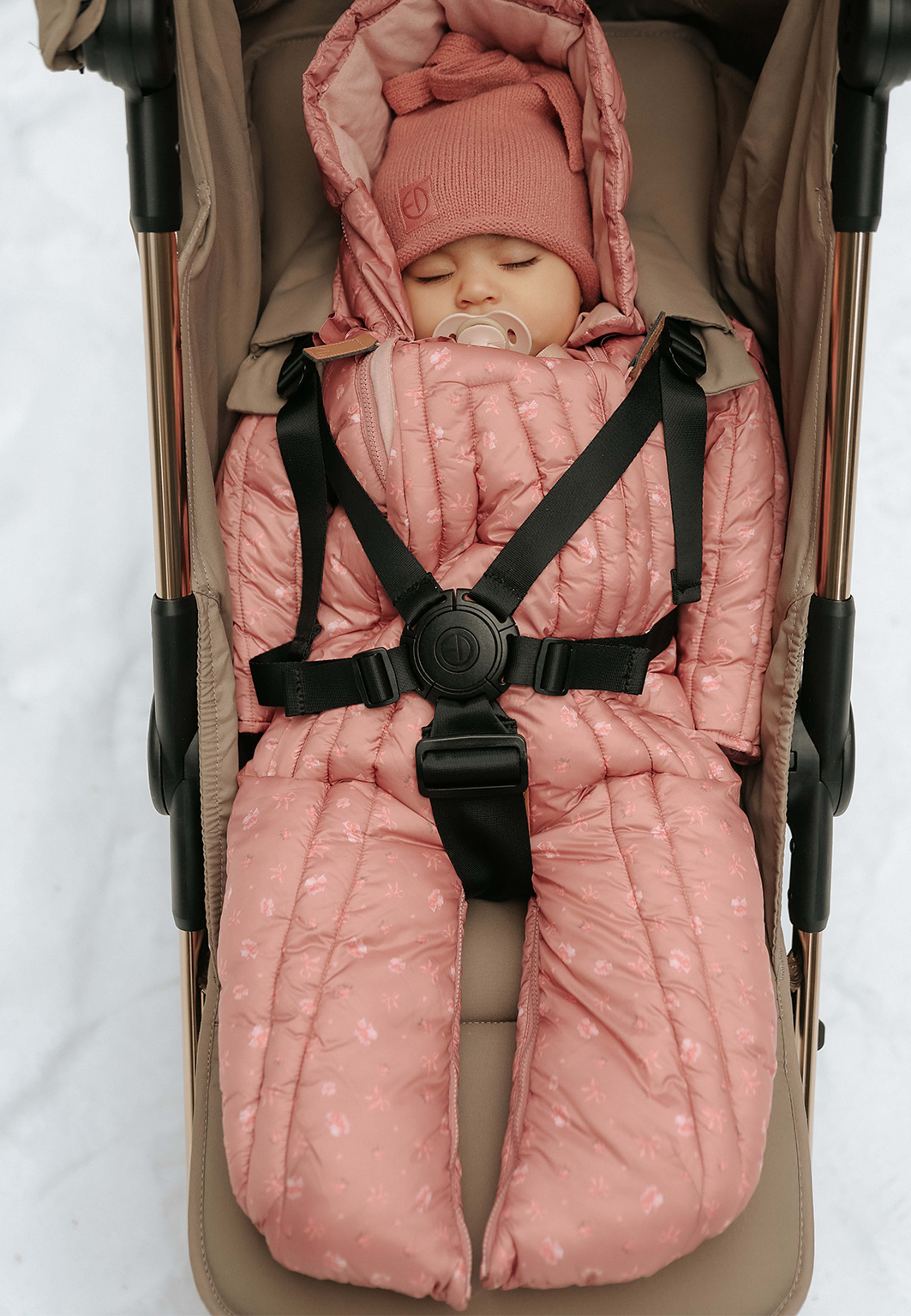 Stickad Mössa Rosy Bow 3-100 år, från Elodie Details, i färgen Rosy Bow. Klicka för att öppna bilden i stort format