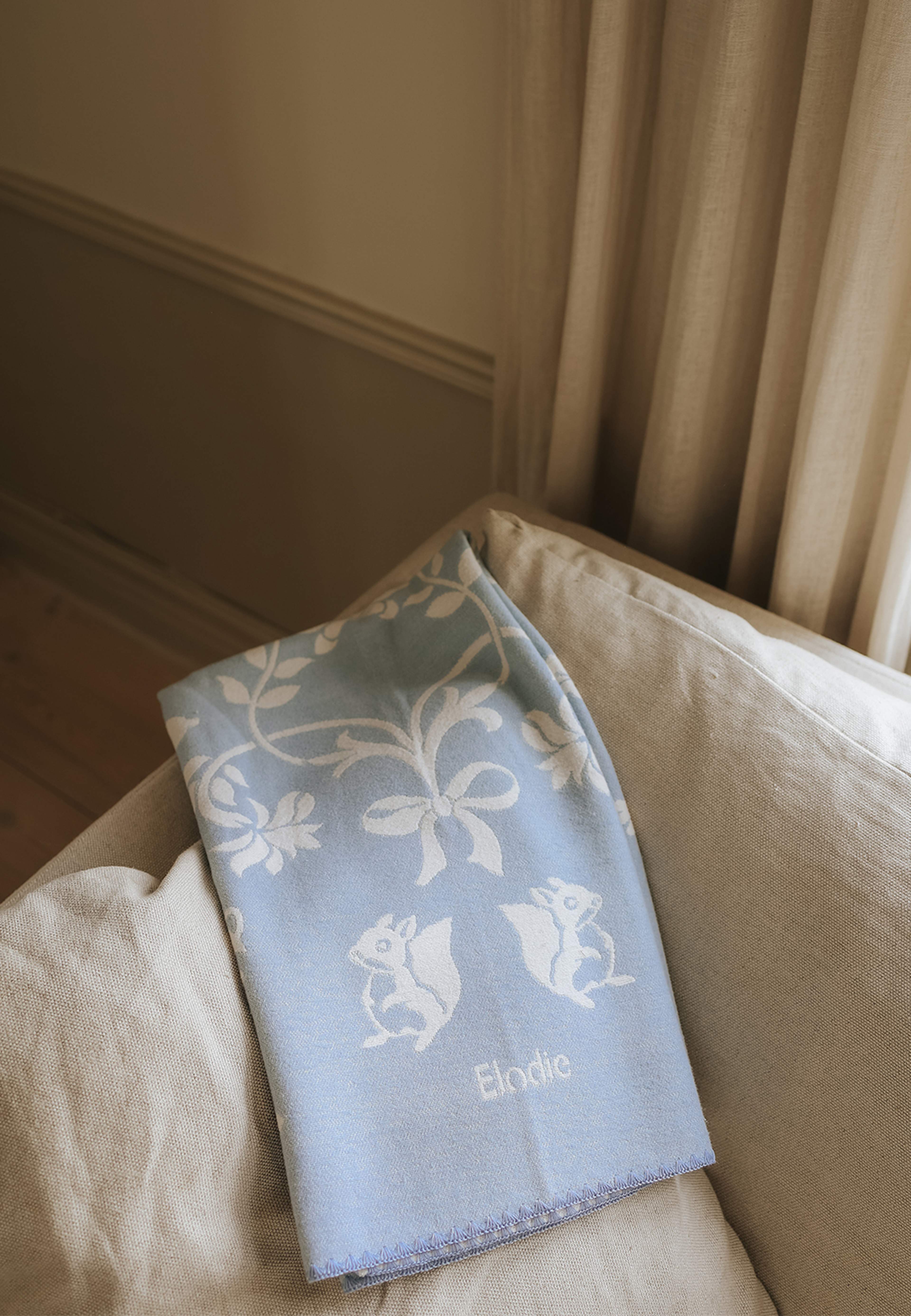 Jacquardfilt Blueberry Blue, från Elodie Details, i färgen Blueberry Blue. Klicka för att öppna bilden i stort format