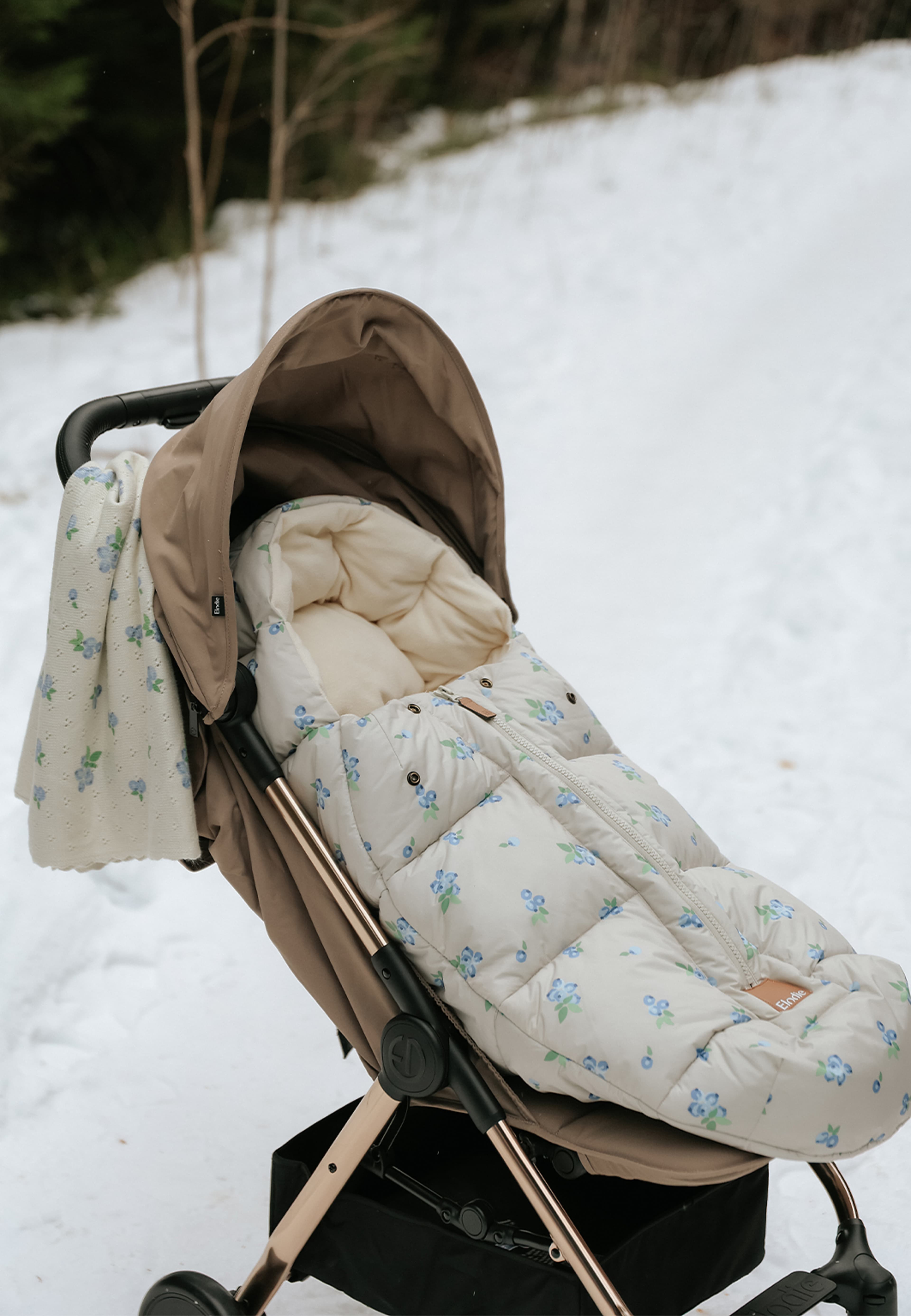 Comfort Åkpåse Blueberry Bliss, från Elodie Details, i färgen Blueberry Bliss. Klicka för att öppna bilden i stort format