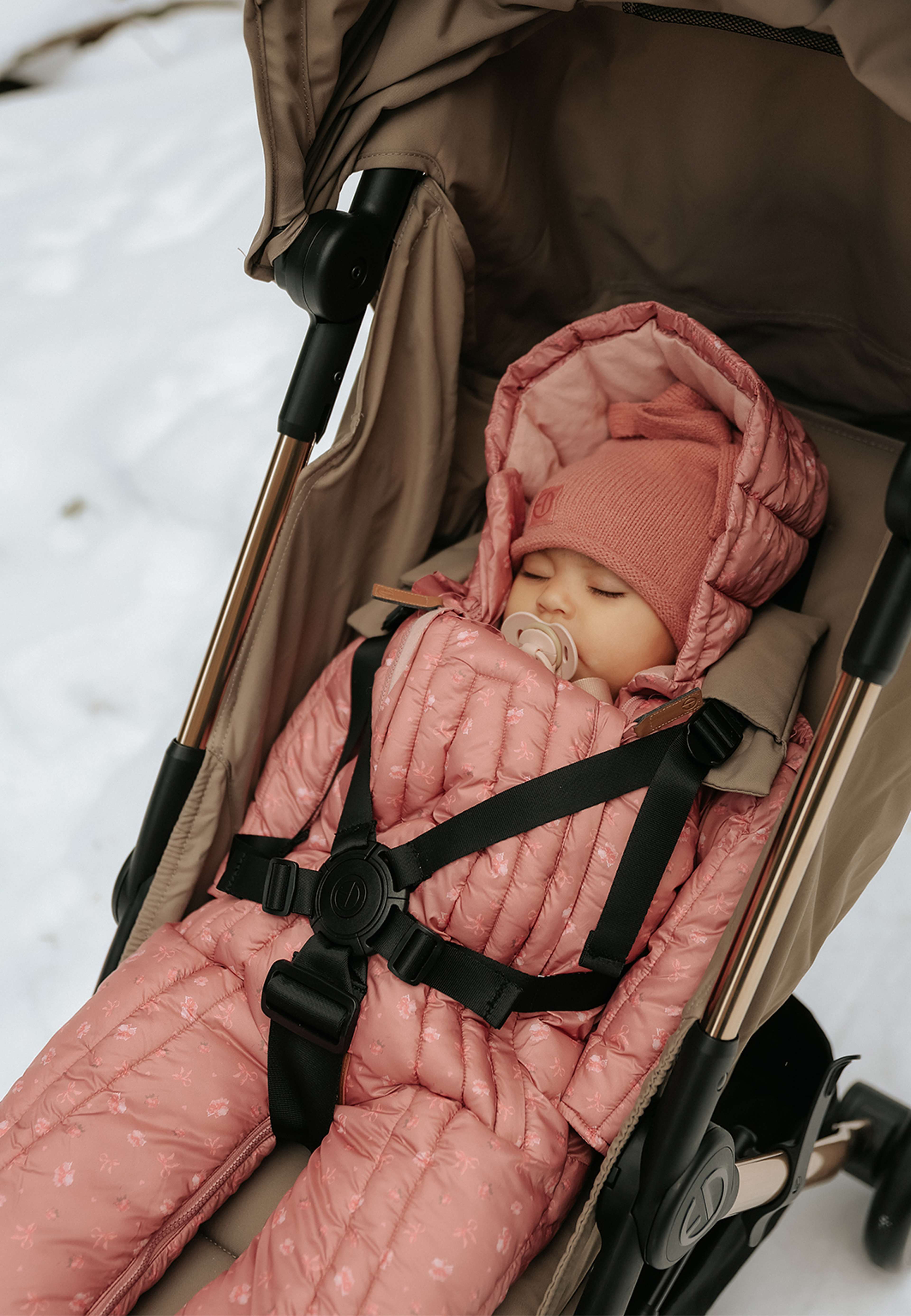 Stickad Mössa Rosy Bow 1-2 år, från Elodie Details, i färgen Rosy Bow. Klicka för att öppna bilden i stort format