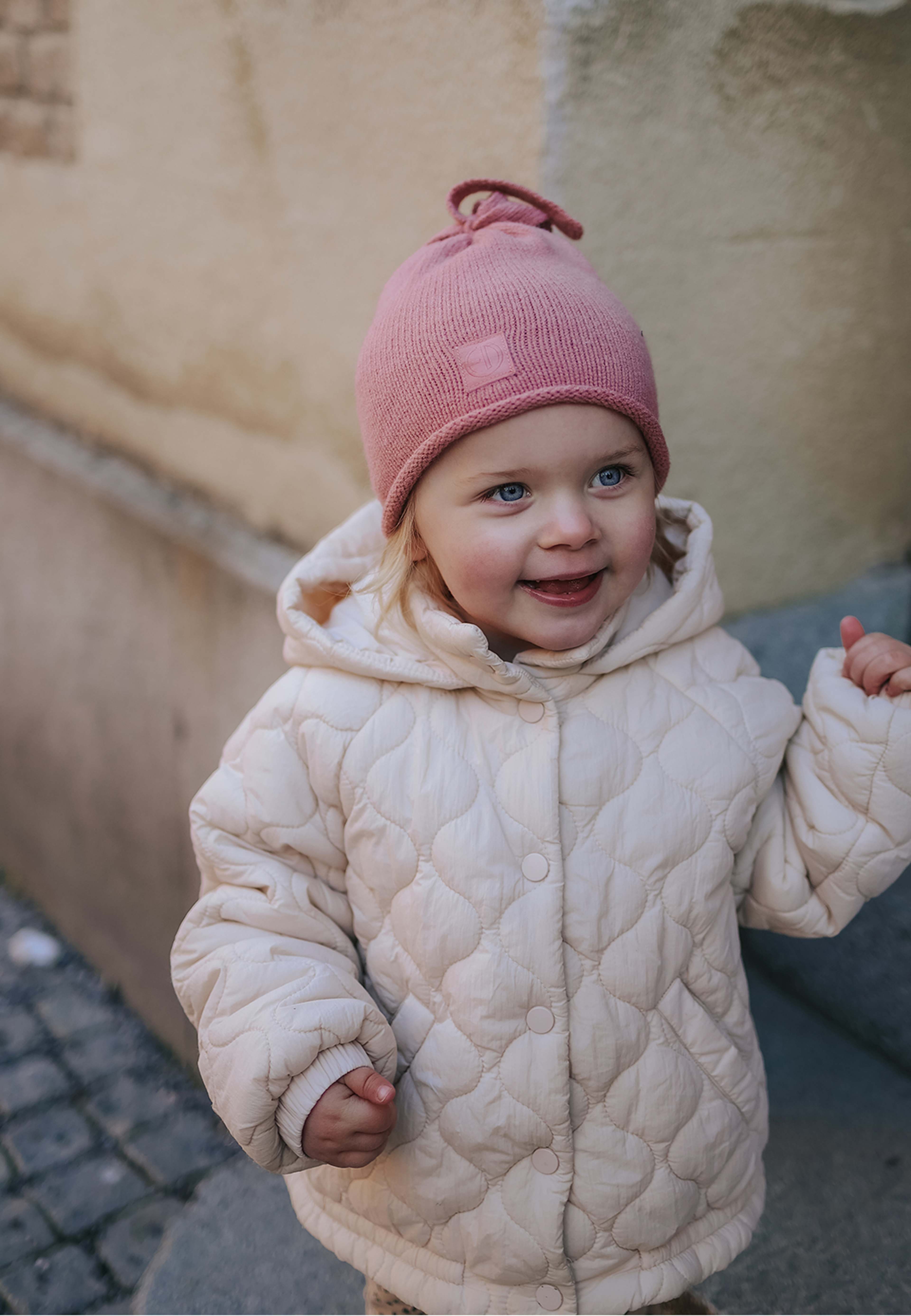Stickad Mössa Rosy Bow 1-2 år, från Elodie Details, i färgen Rosy Bow. Klicka för att öppna bilden i stort format