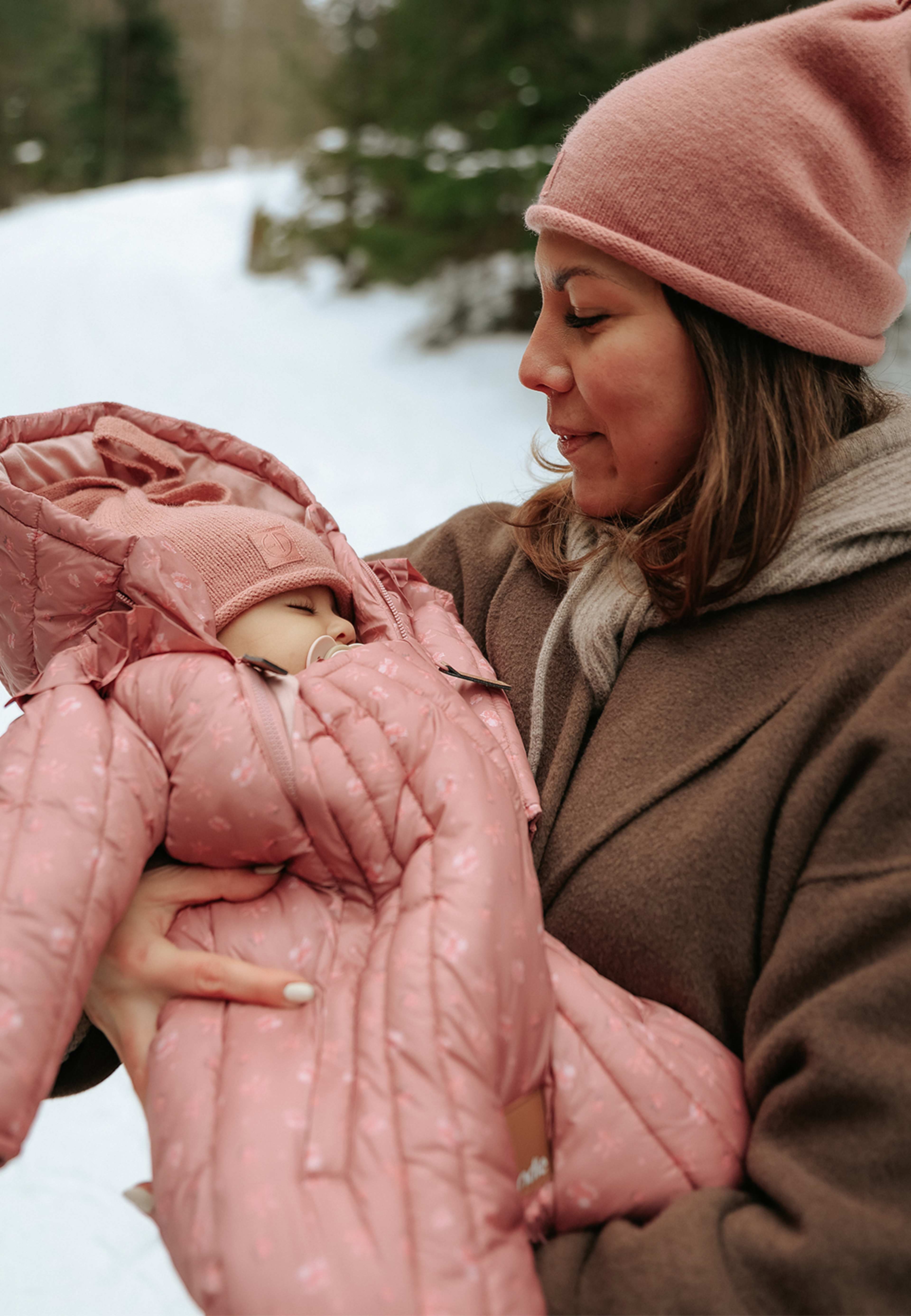 Stickad Mössa Rosy Bow 1-2 år, från Elodie Details, i färgen Rosy Bow. Klicka för att öppna bilden i stort format