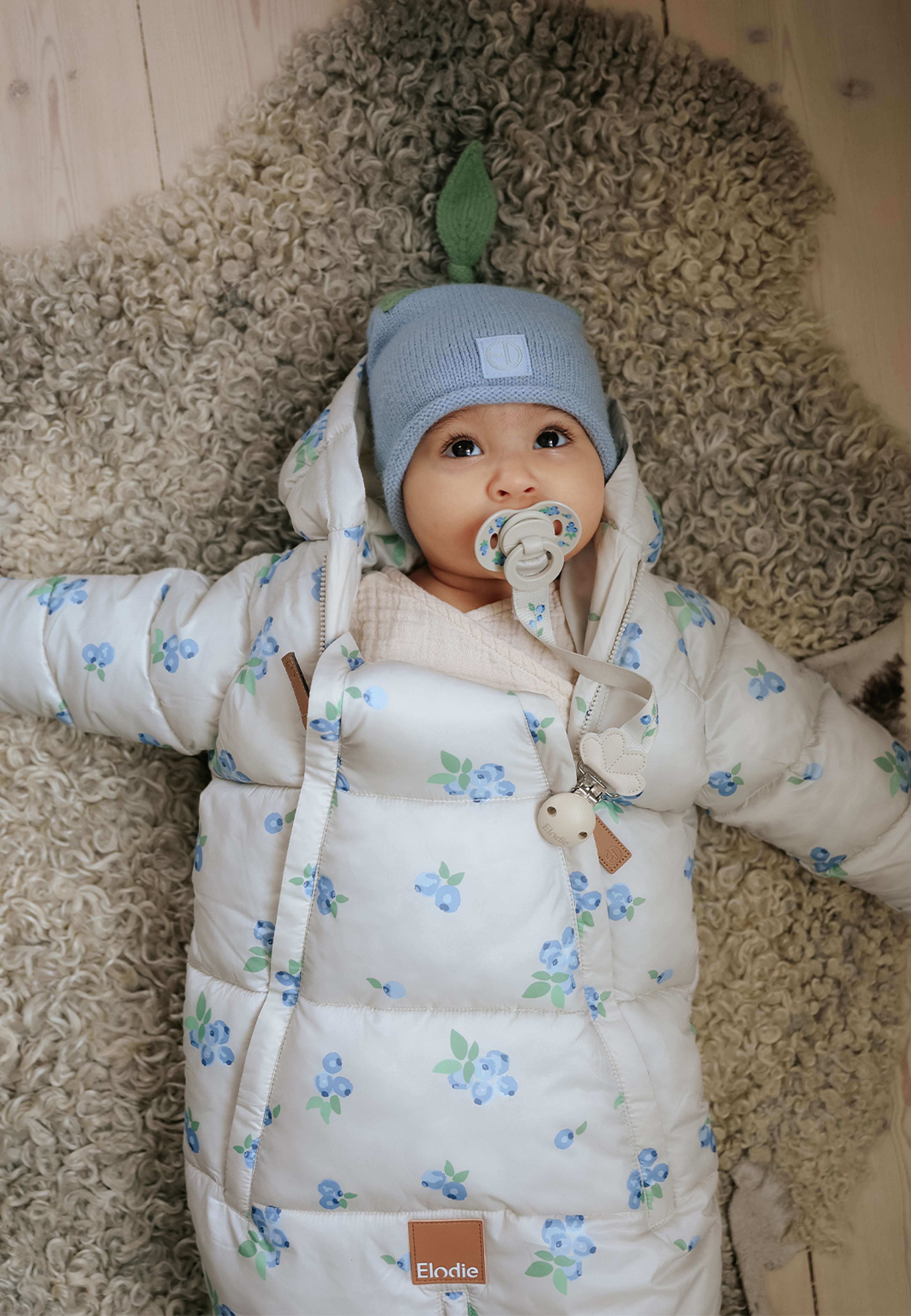 Babyoverall Blueberry Bliss 6-12mån, från Elodie Details, i färgen Blueberry Bliss. Klicka för att öppna bilden i stort format